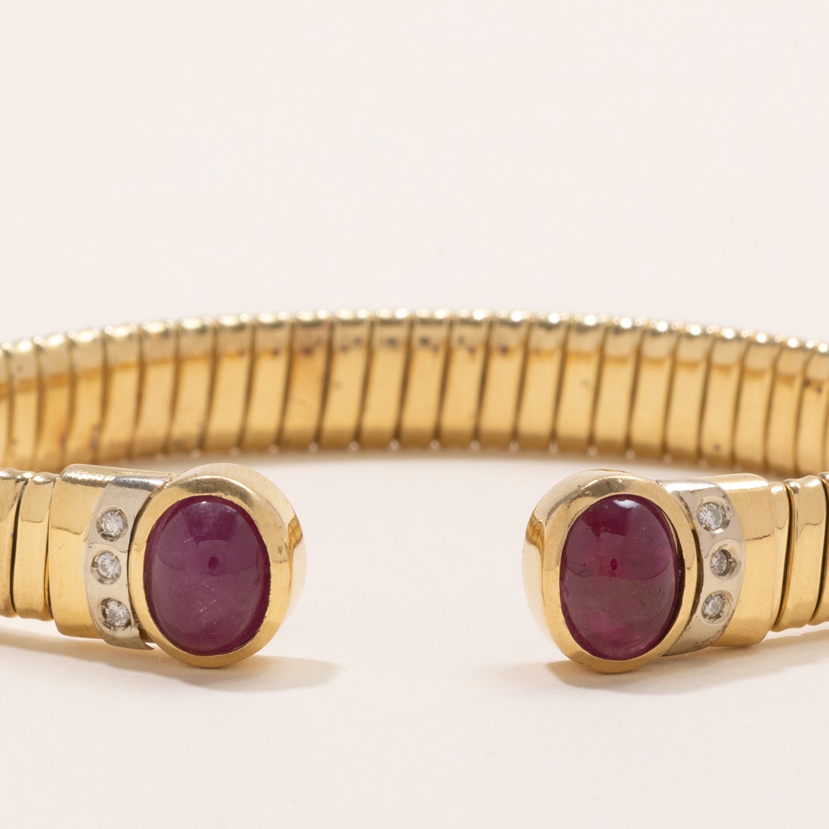 Bracelet manchette serti clos de rubis et diamants | 5,0 ct, 0,06 ct | 17,8 cm |