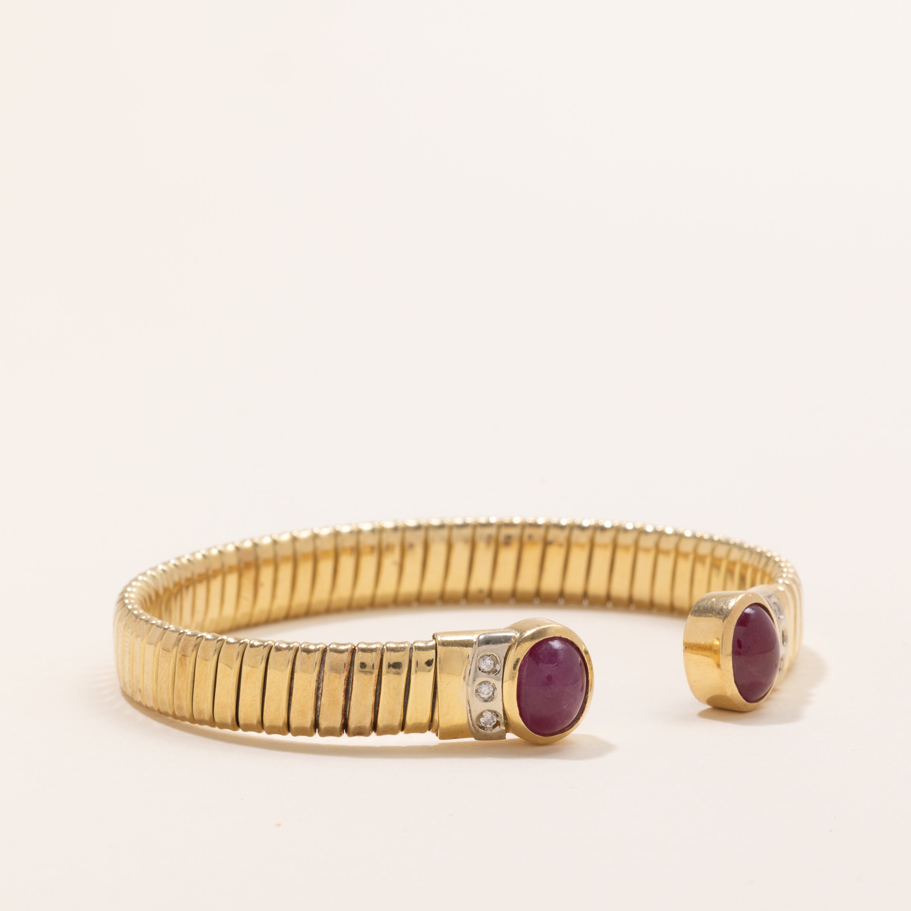 Bracelet manchette serti clos de rubis et diamants | 5,0 ct, 0,06 ct | 17,8 cm |