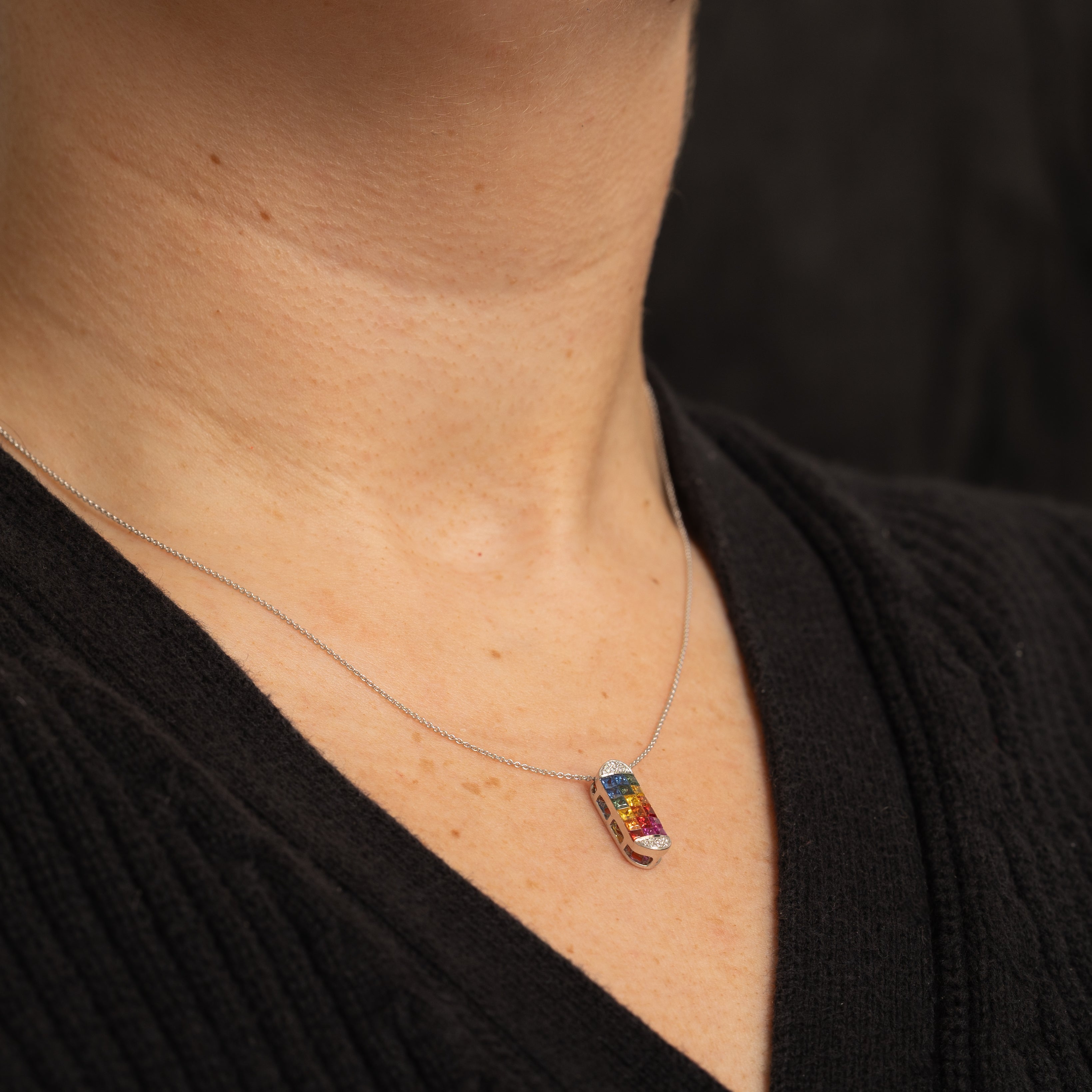 Collier pendentif en grille arc-en-ciel saphir et diamants | 1,0 ct, 0,05 ct | 45,7 cm |