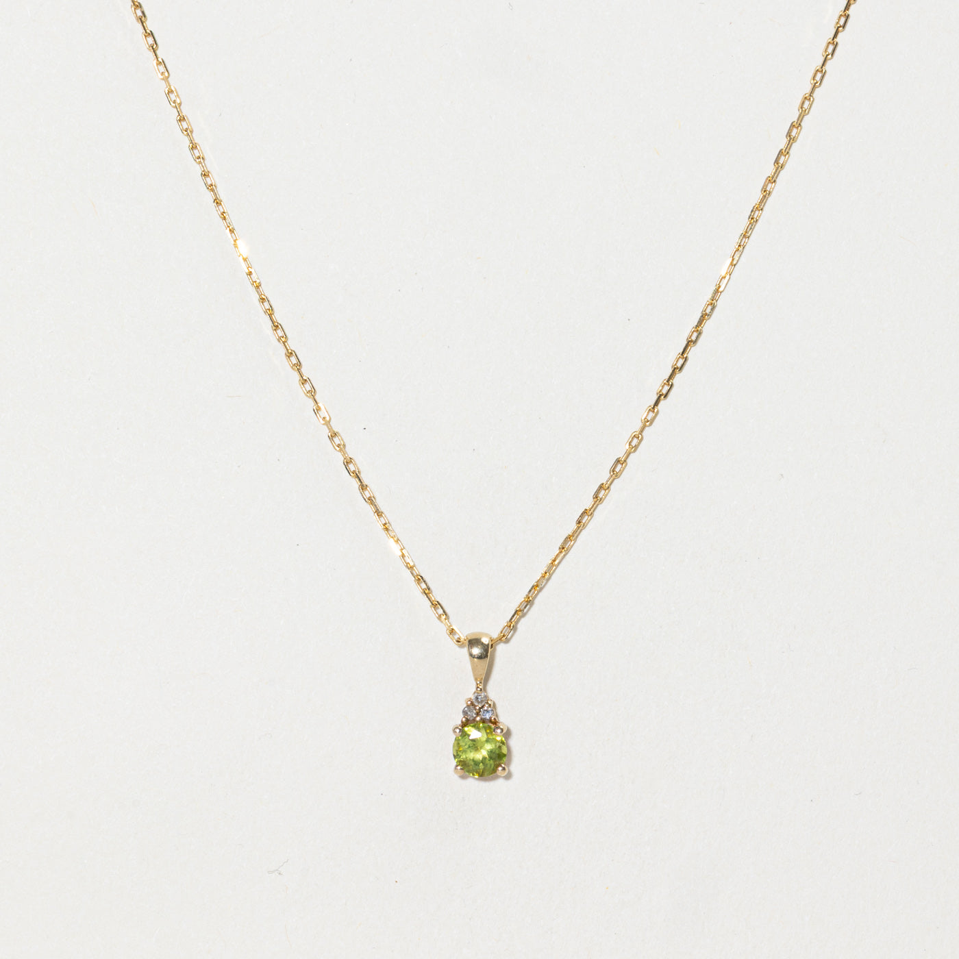 Collier pendentif péridot et diamants | 0,45 ct, 0,02 ct | 45,7 cm