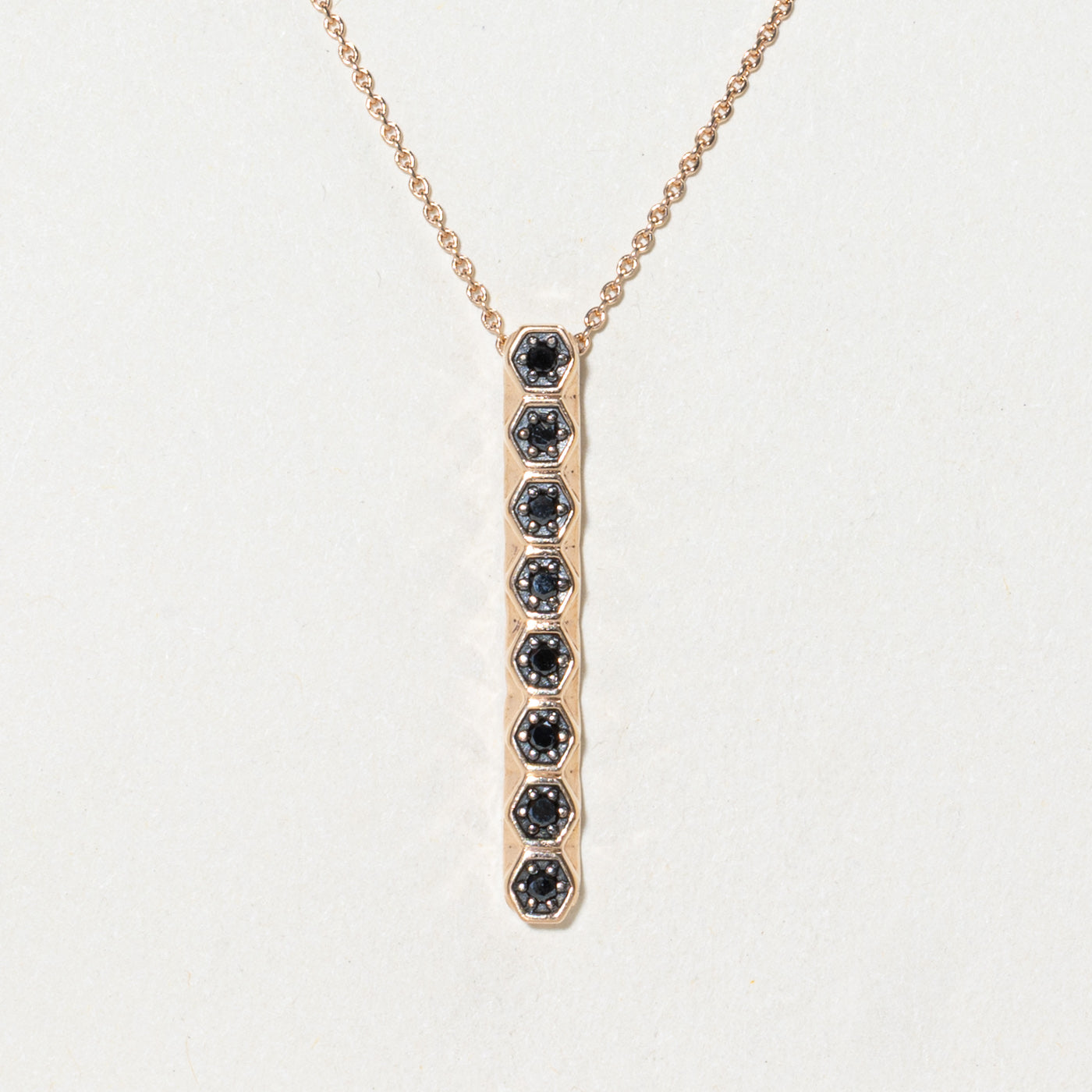 Collier pendentif colonne en or rose et diamants noirs | 0,08 ct | 45,7 cm