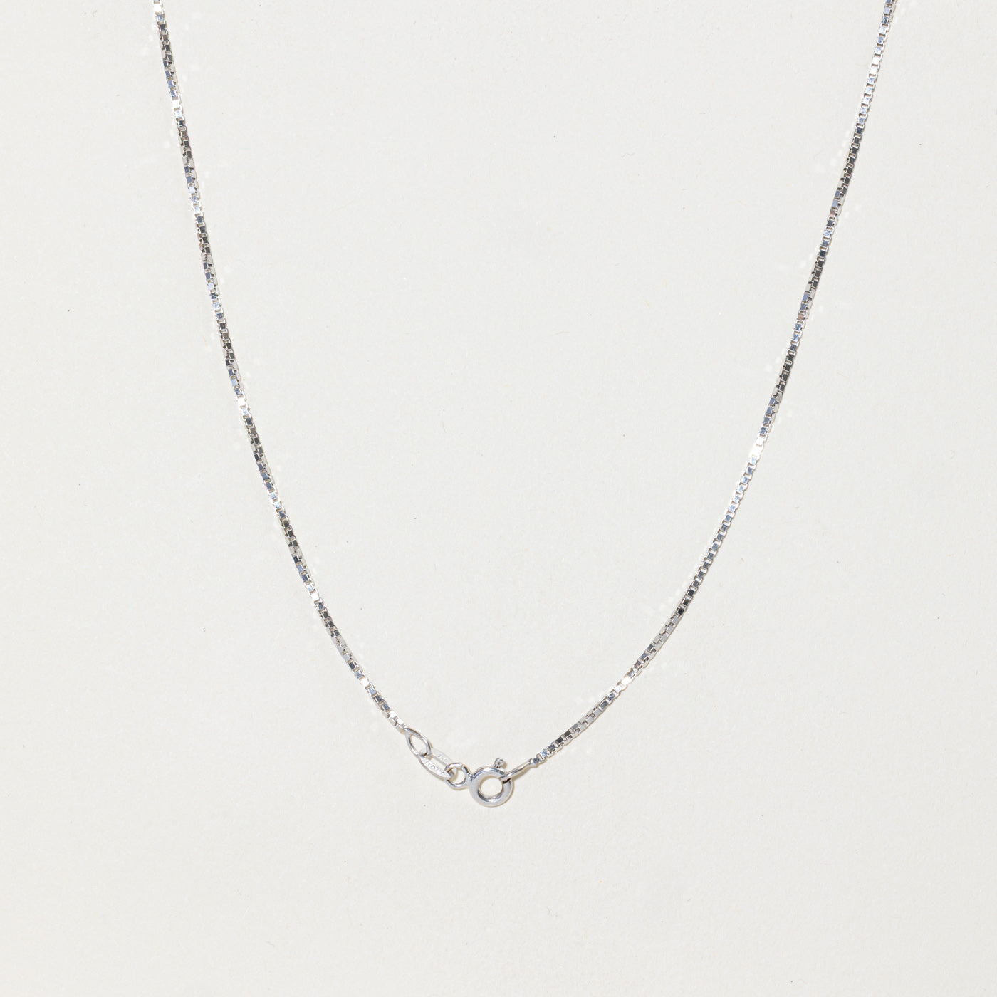Collier pendentif halo saphir taille poire et diamants en or 18 carats | 0,50 ct, 0,14 ct au total | 40,6 cm