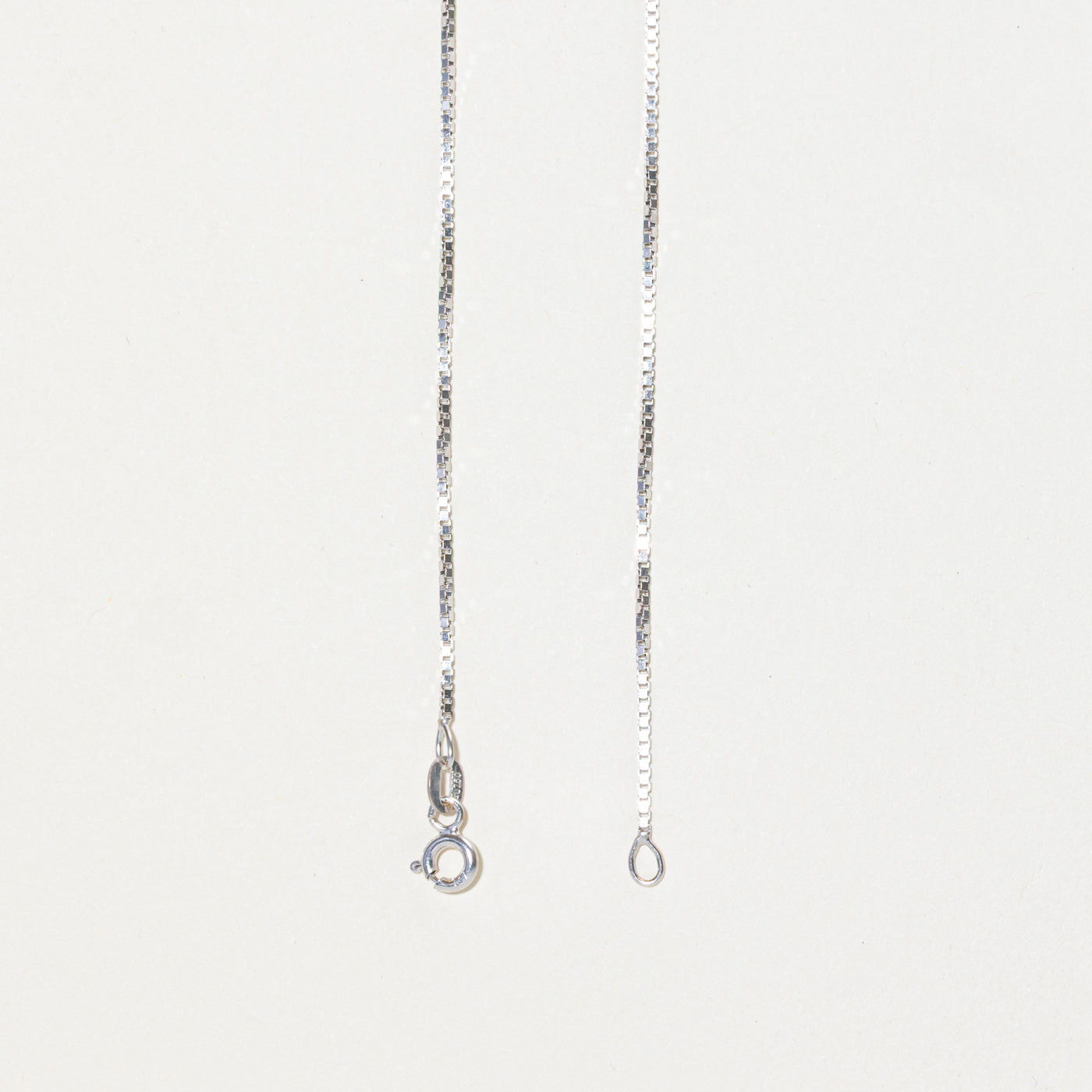 Collier pendentif halo saphir taille poire et diamants en or 18 carats | 0,50 ct, 0,14 ct au total | 40,6 cm