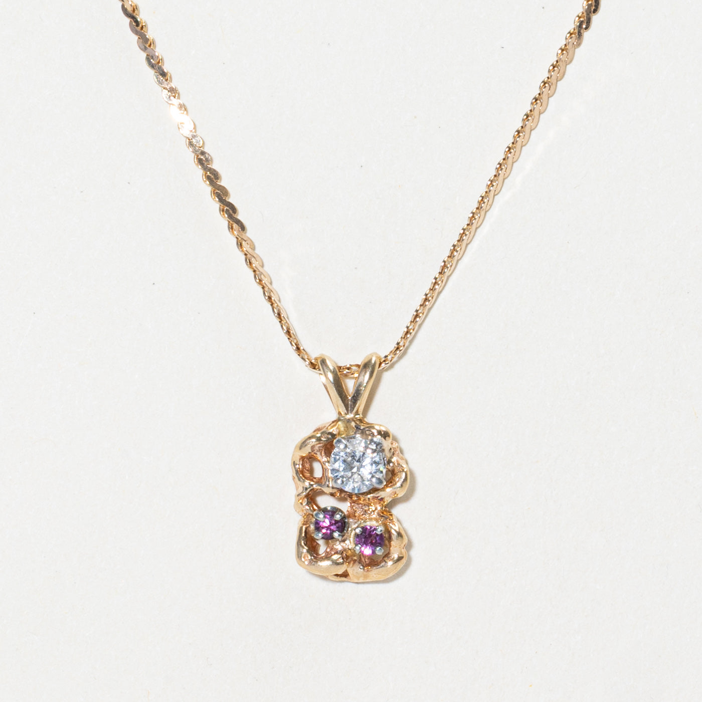 Collier pendentif texturé en diamants et rubis | 0,25 ct, 0,12 ct au total | 38 cm
