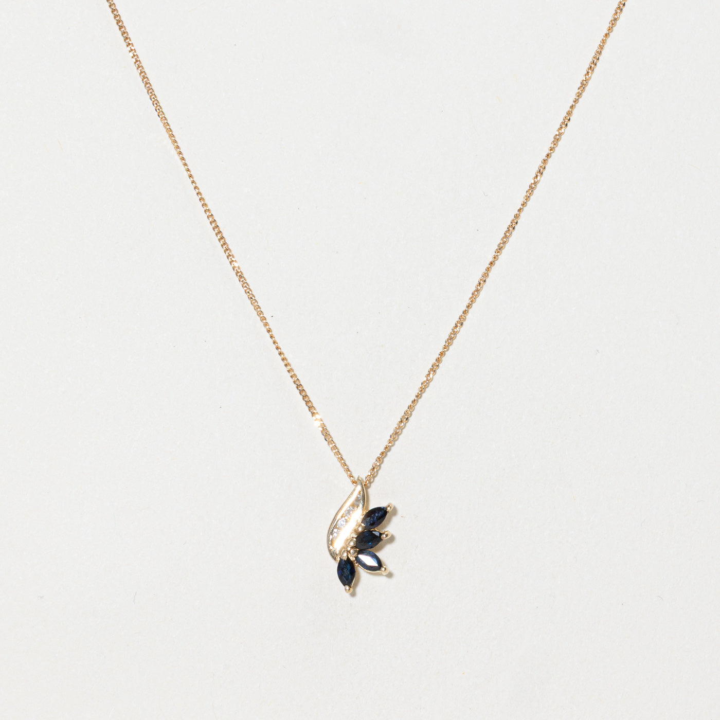 Collier pendentif en grappe de saphirs et diamants | 0,25 ct, 0,02 ct | 45,7 cm