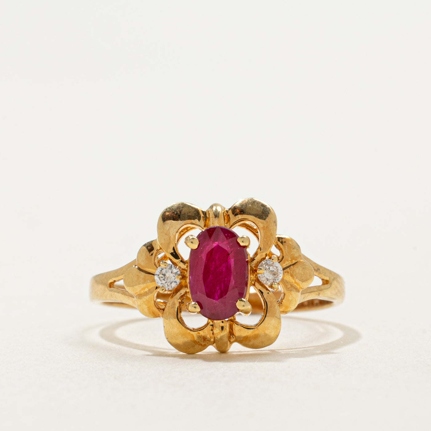 Bague florale en or 18 carats sertie d'un rubis ovale et de diamants | 0,40 ct, 0,04 ct au total | Taille 5,25