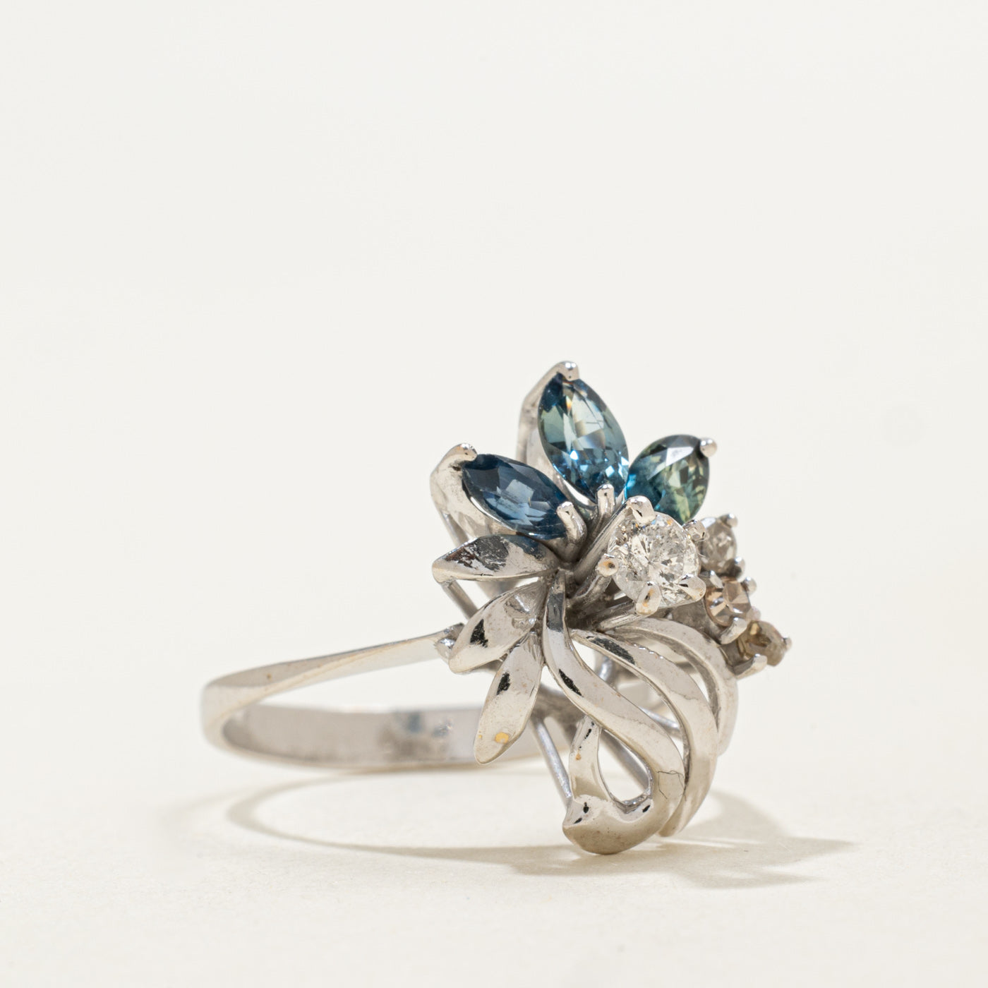 Bague cocktail florale abstraite en or 18 carats, saphirs taille marquise et diamants | 0,45 ct, 0,20 ct | Taille 5,25