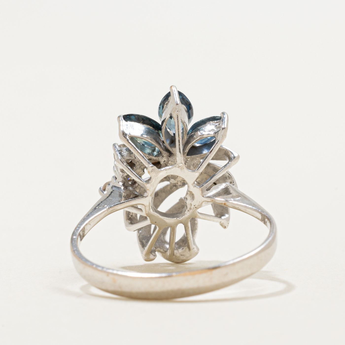 Bague cocktail florale abstraite en or 18 carats, saphirs taille marquise et diamants | 0,45 ct, 0,20 ct | Taille 5,25