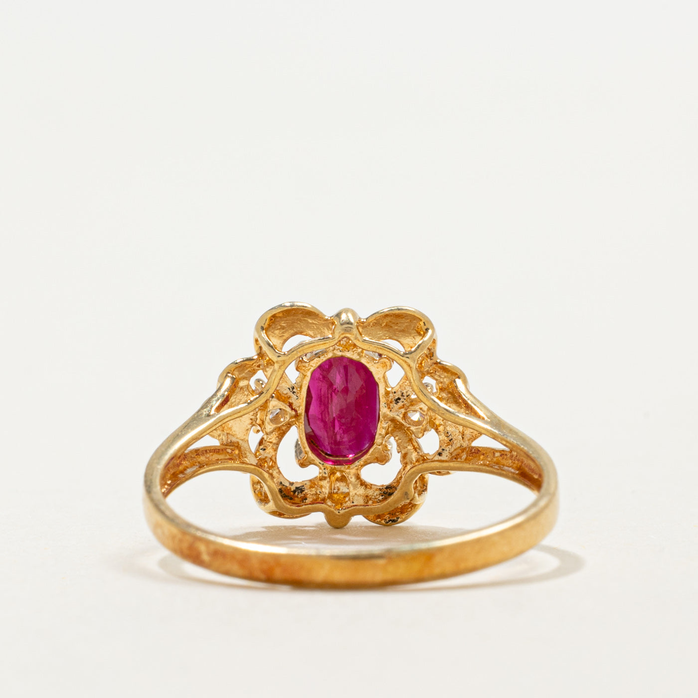 Bague florale en or 18 carats sertie d'un rubis ovale et de diamants | 0,40 ct, 0,04 ct au total | Taille 5,25