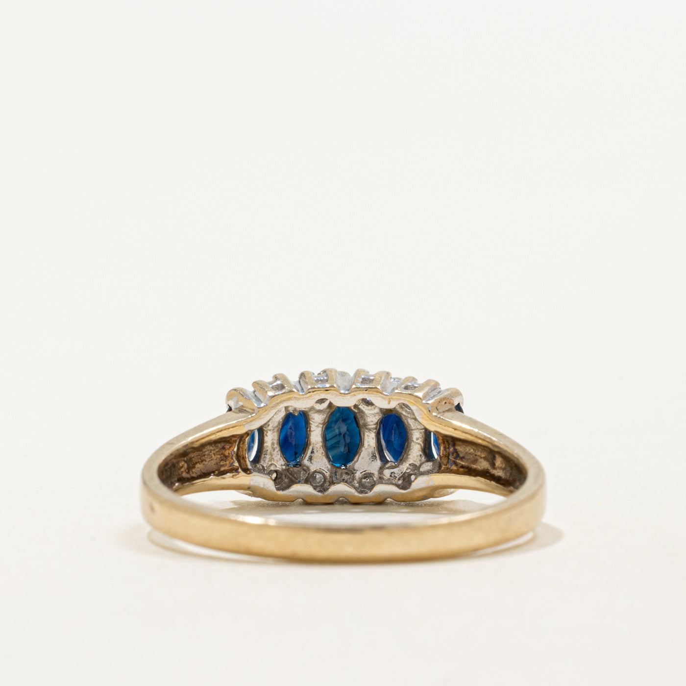 Bague en or 10 carats sertie de cinq saphirs taille marquise et de diamants | 0,50 ct au total, 0,08 ct au total | Taille 6,75