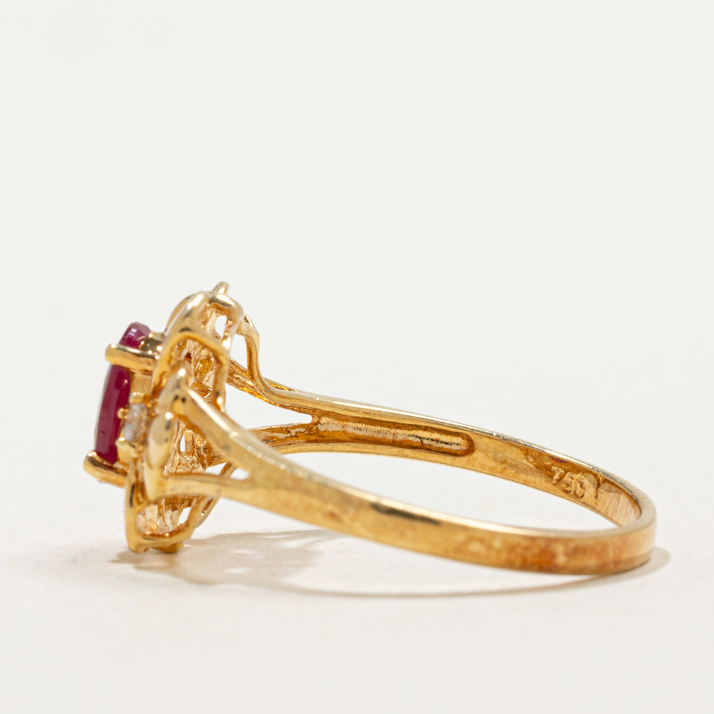 Bague florale en or 18 carats sertie d'un rubis ovale et de diamants | 0,40 ct, 0,04 ct au total | Taille 5,25