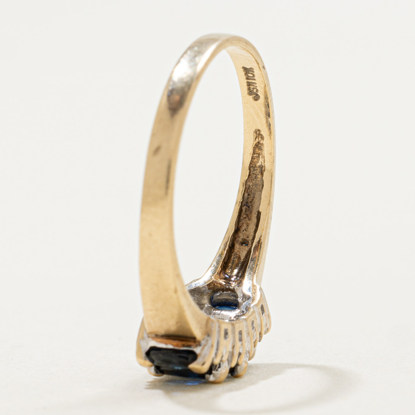 Bague en or 10 carats sertie de cinq saphirs taille marquise et de diamants | 0,50 ct au total, 0,08 ct au total | Taille 6,75