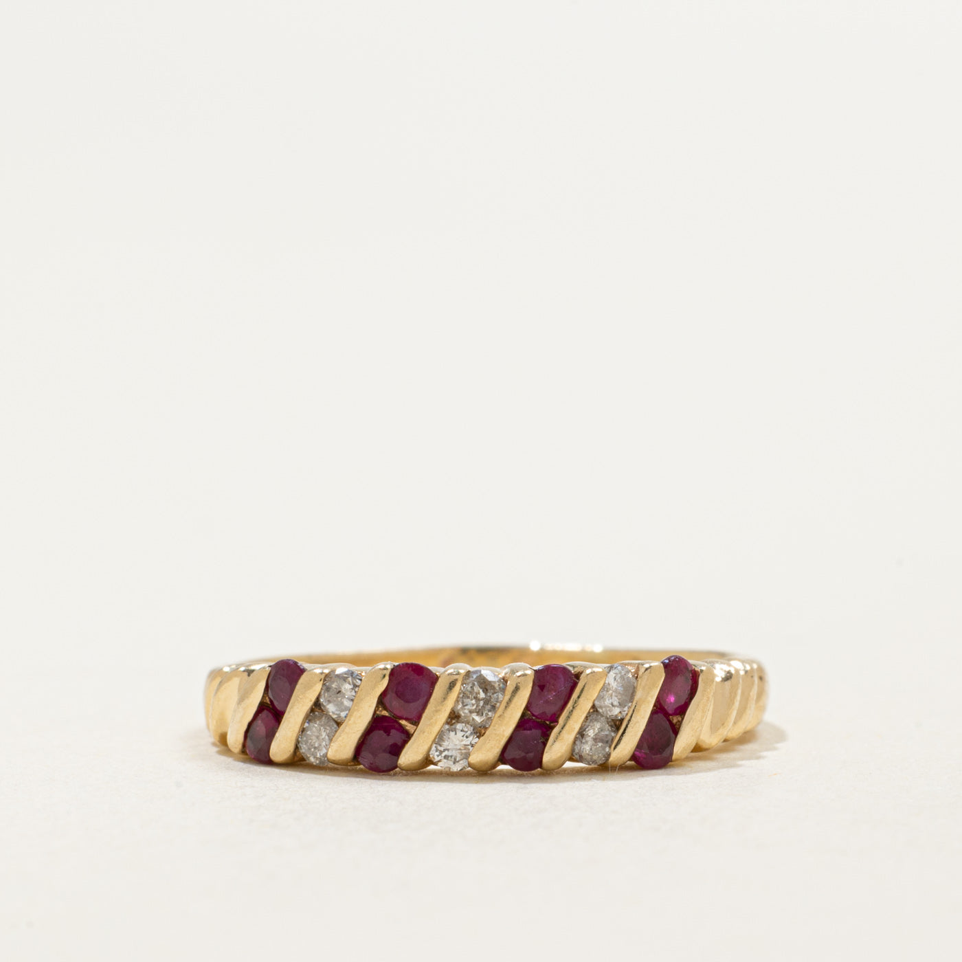 Alliance semi-éternité en or 14 carats sertie de rubis et de diamants | 0,24 ct au total, 0,15 ct au total | Taille 7,0