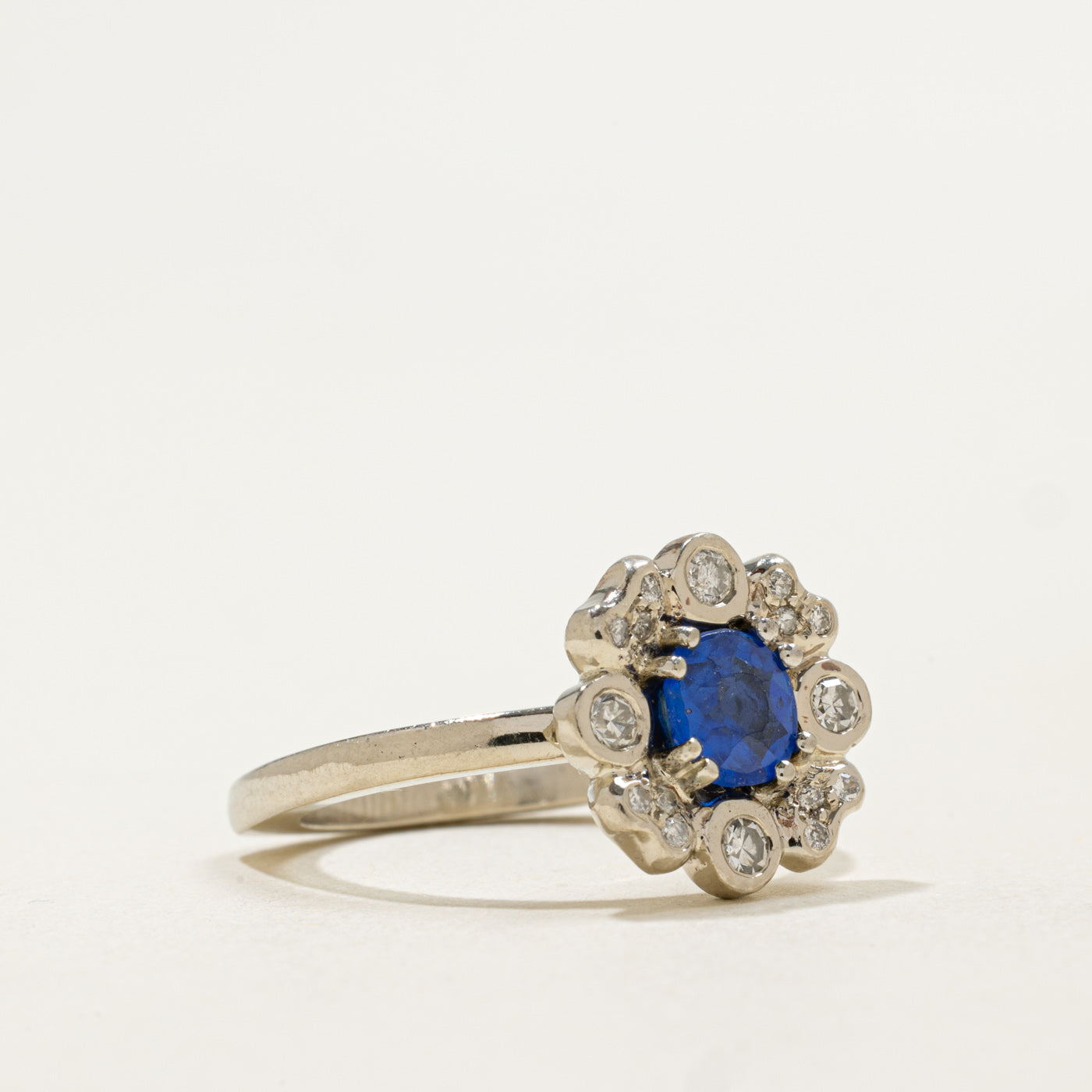 Bague florale en verre bleu taille coussin 14 carats et diamants | 0,85 ct, 0,18 ct au total | Taille 6,25