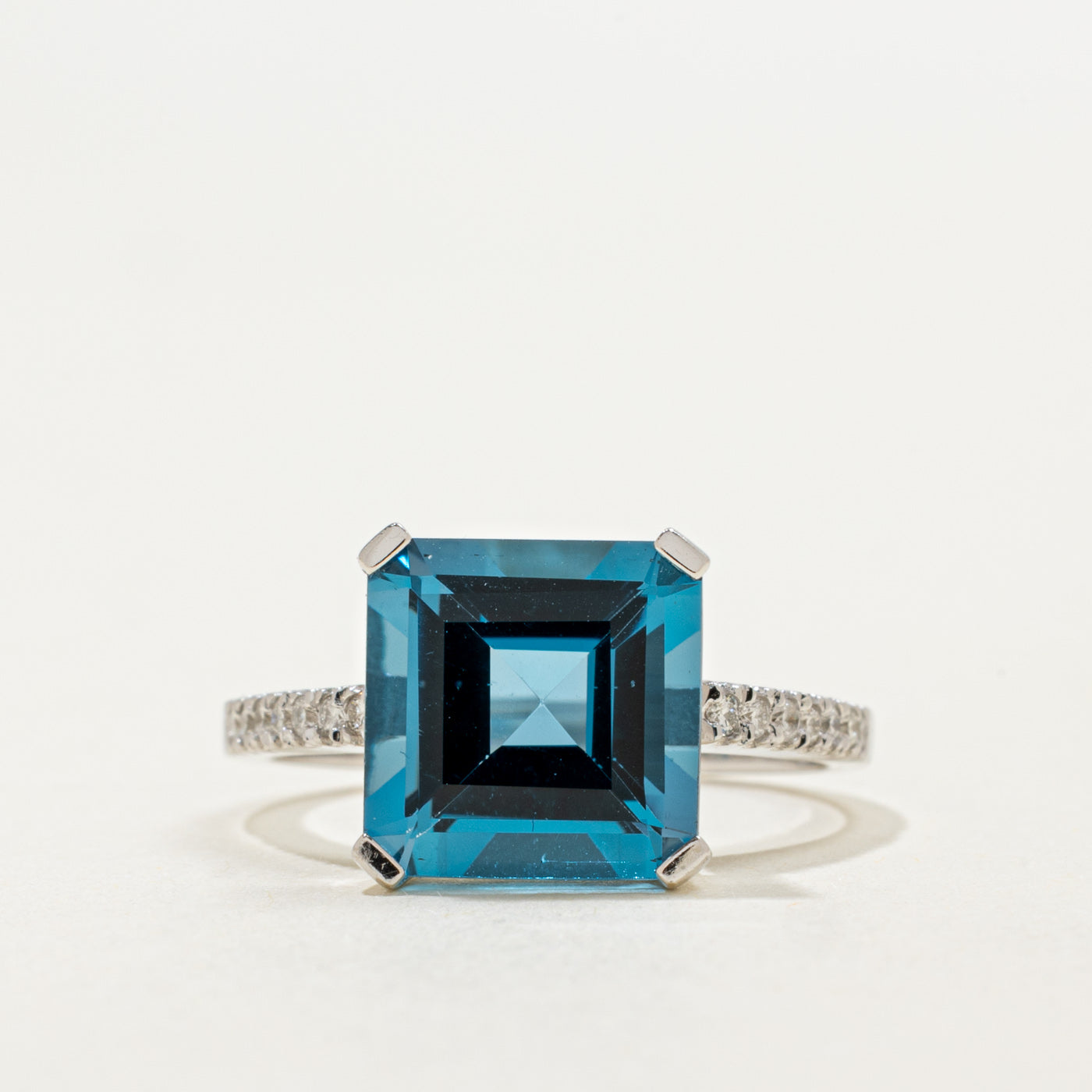Bague en or 14 carats ornée d'une topaze bleue taille émeraude et de diamants | 5,50 ct, 0,14 ct au total | Taille 7