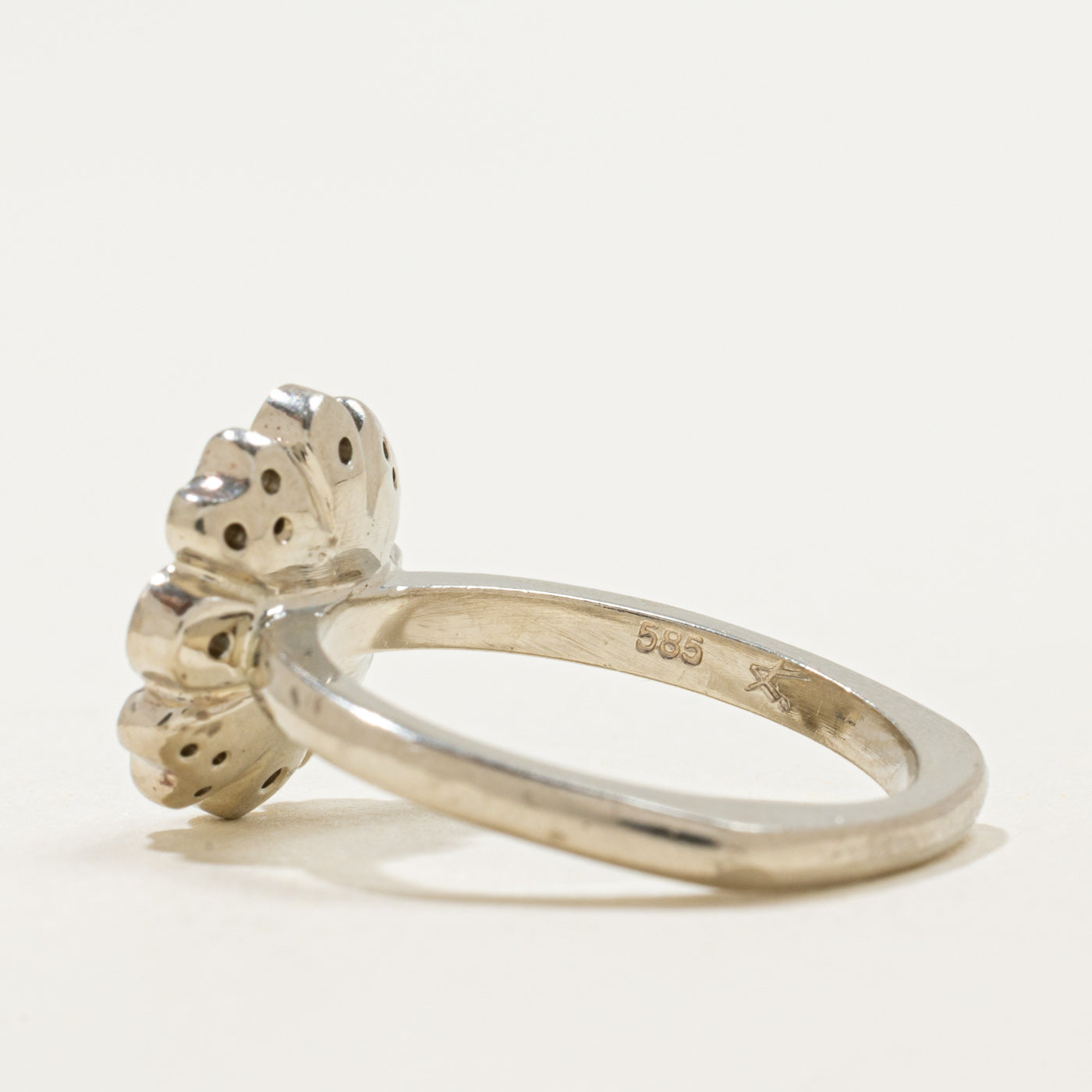 Bague florale en verre bleu taille coussin 14 carats et diamants | 0,85 ct, 0,18 ct au total | Taille 6,25