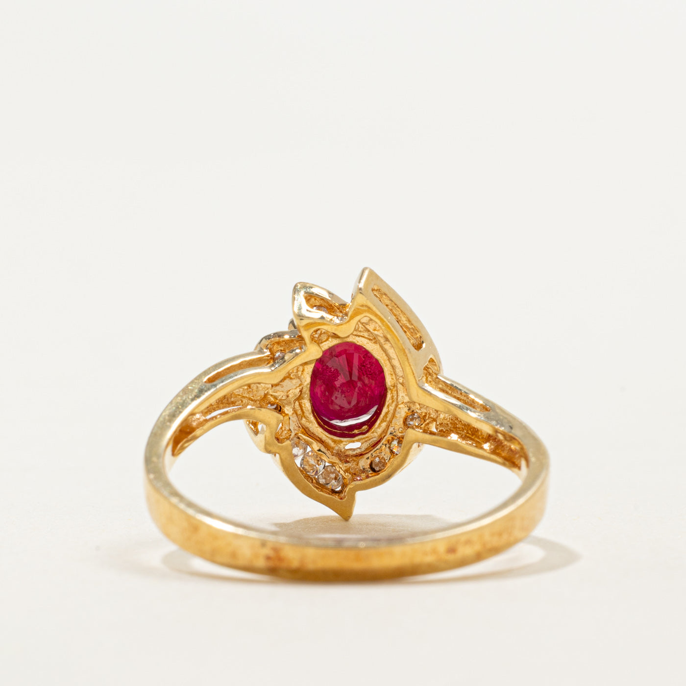 Bague semi-halo en or 18 carats avec rubis et diamants | 0,88 ct, 0,13 ct au total | Taille 6,25