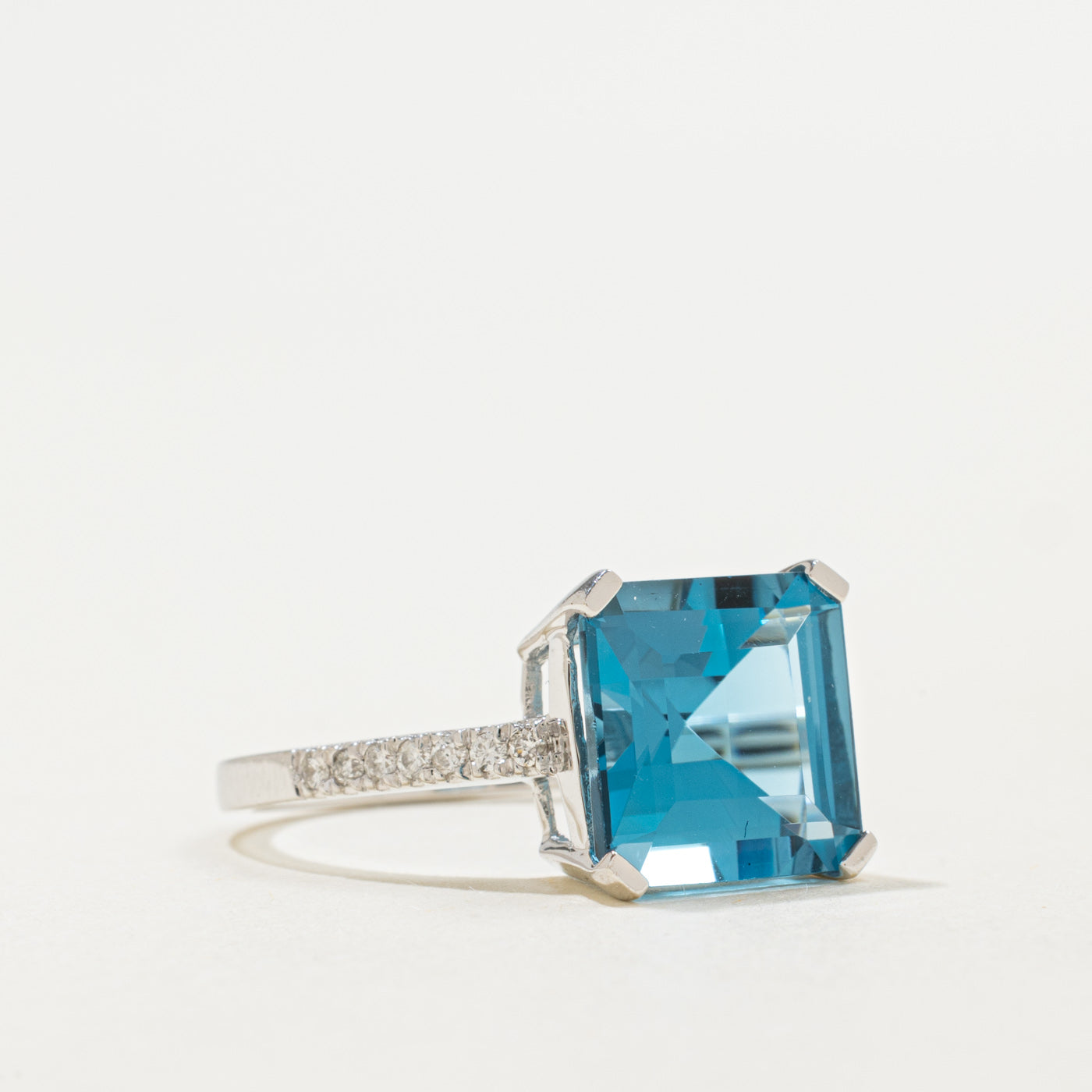 Bague en or 14 carats ornée d'une topaze bleue taille émeraude et de diamants | 5,50 ct, 0,14 ct au total | Taille 7