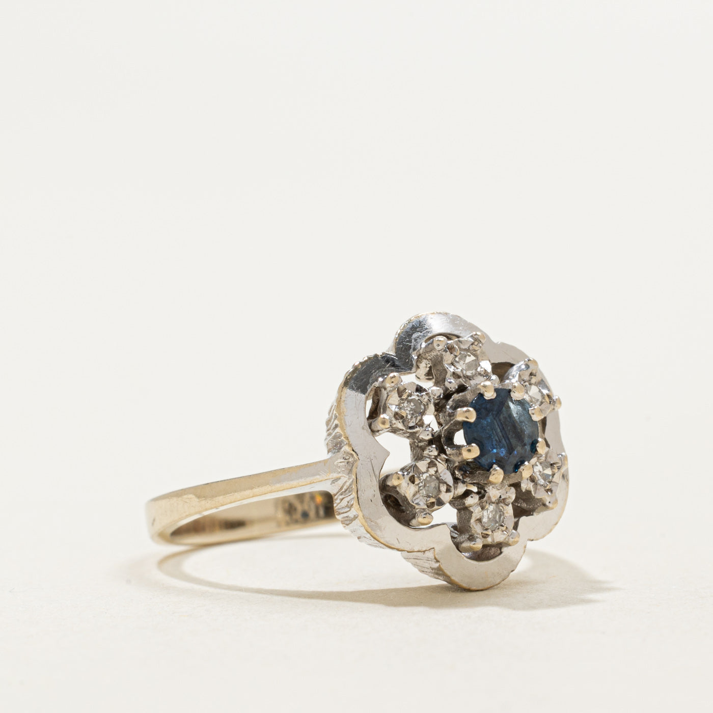 Bague fleur en or 14 carats, saphirs et diamants | 0,25 ct, 0,06 ct au total | Taille 5,25