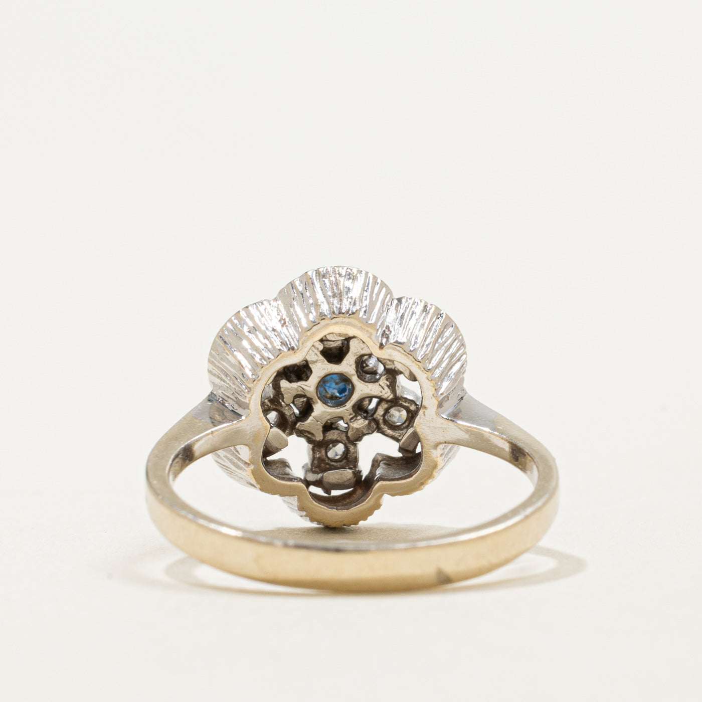 Bague fleur en or 14 carats, saphirs et diamants | 0,25 ct, 0,06 ct au total | Taille 5,25