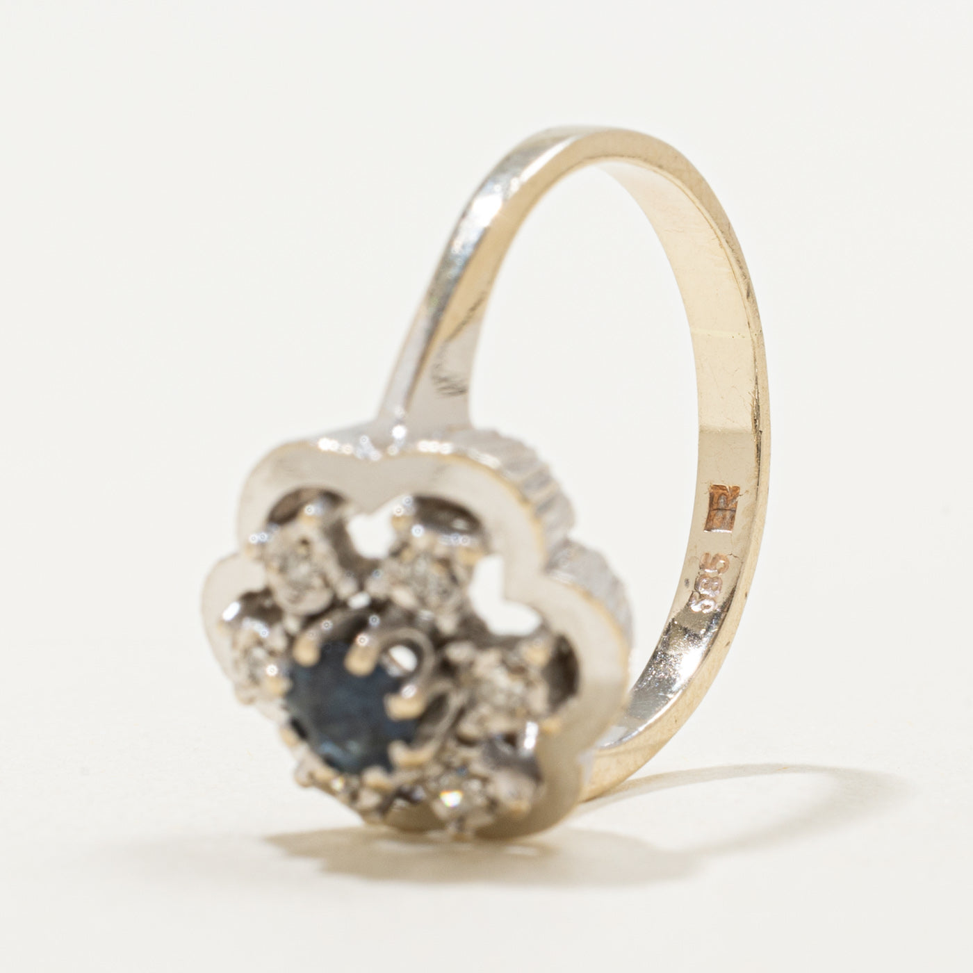 Bague fleur en or 14 carats, saphirs et diamants | 0,25 ct, 0,06 ct au total | Taille 5,25