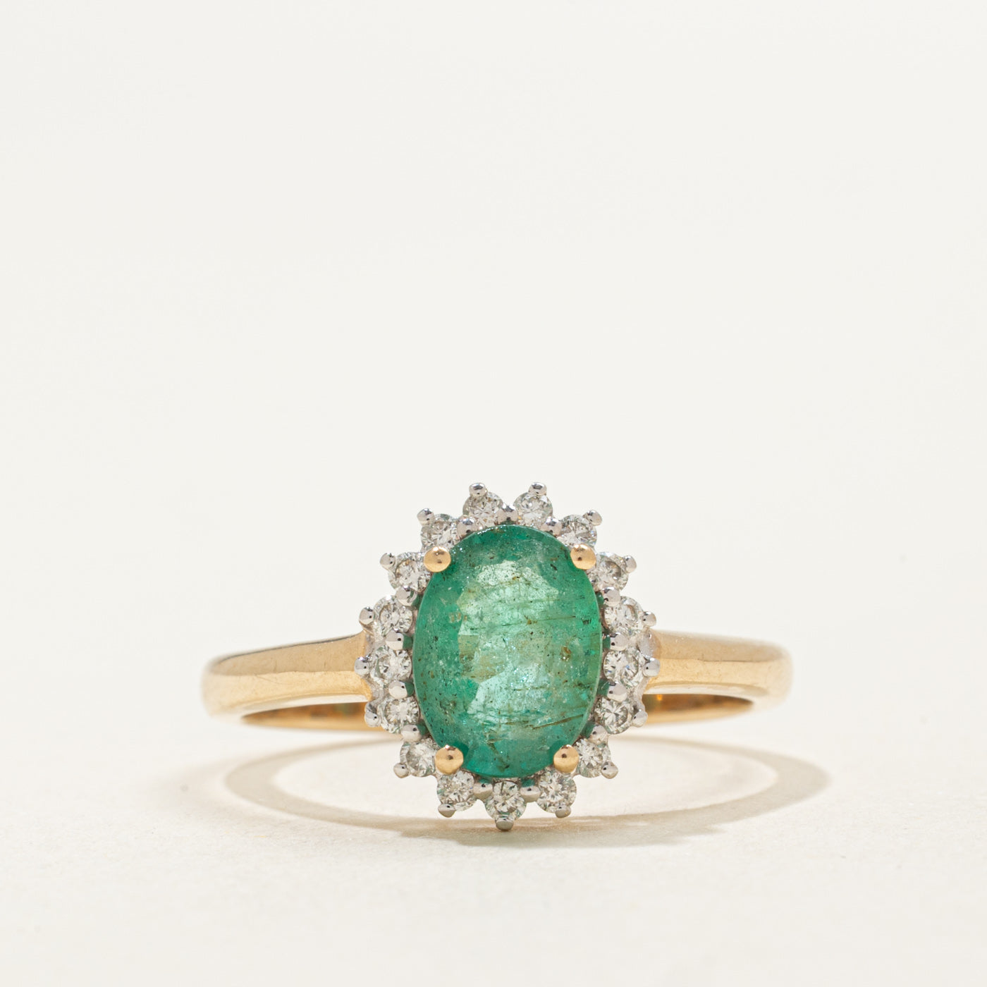 Bague halo en or 10 carats avec émeraude ovale et diamants | 1,05 ct, 0,20 ct au total | Taille 7,25