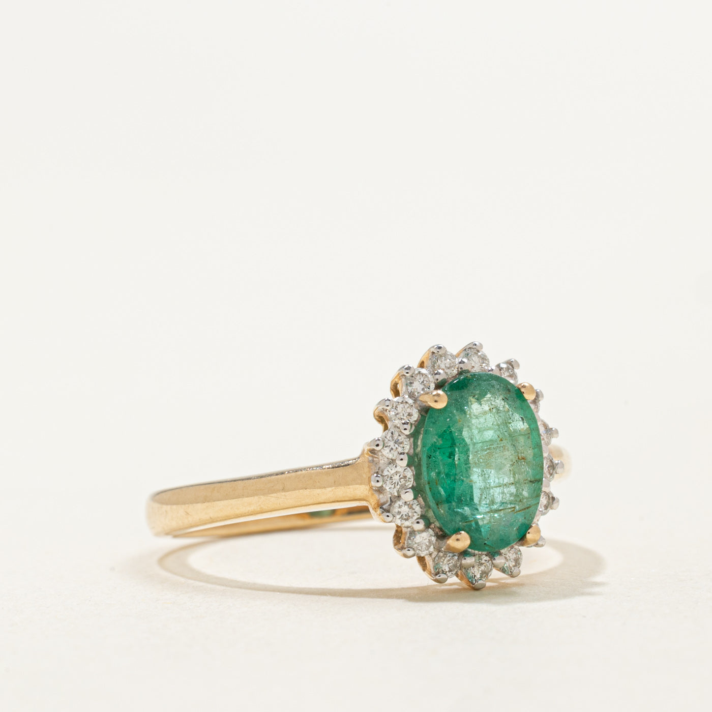 Bague halo en or 10 carats avec émeraude ovale et diamants | 1,05 ct, 0,20 ct au total | Taille 7,25