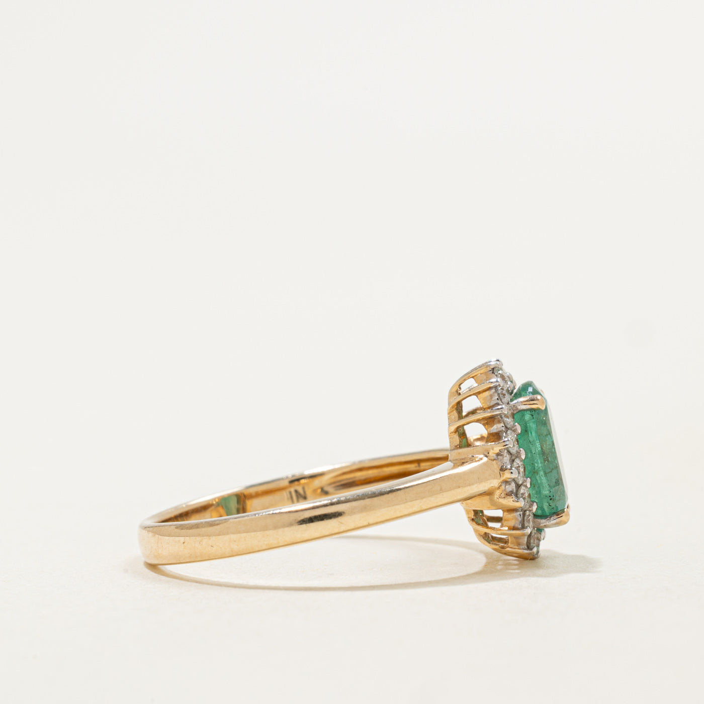 Bague halo en or 10 carats avec émeraude ovale et diamants | 1,05 ct, 0,20 ct au total | Taille 7,25