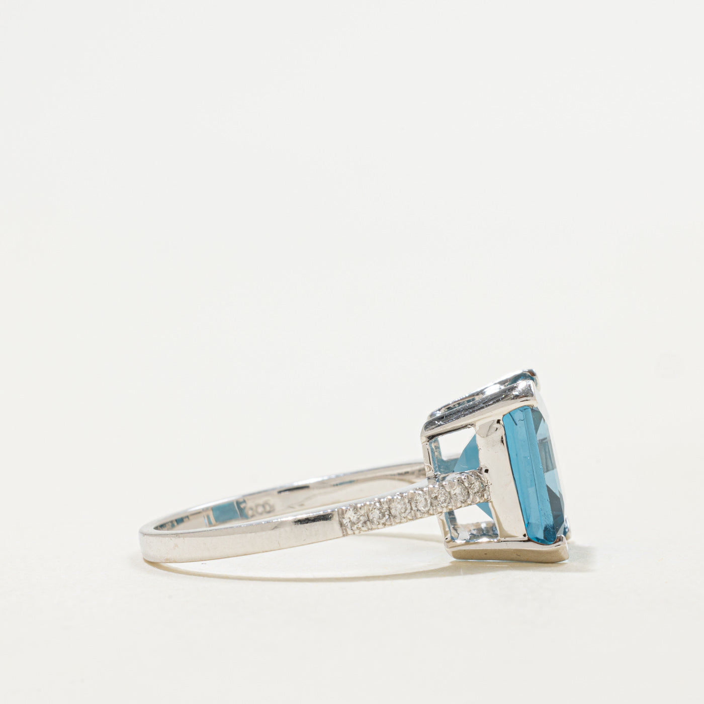 Bague en or 14 carats ornée d'une topaze bleue taille émeraude et de diamants | 5,50 ct, 0,14 ct au total | Taille 7