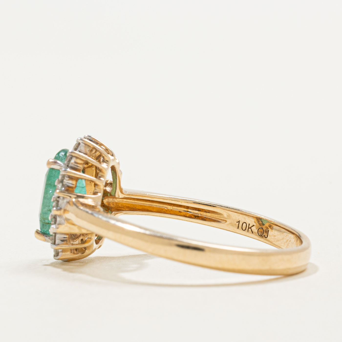 Bague halo en or 10 carats avec émeraude ovale et diamants | 1,05 ct, 0,20 ct au total | Taille 7,25