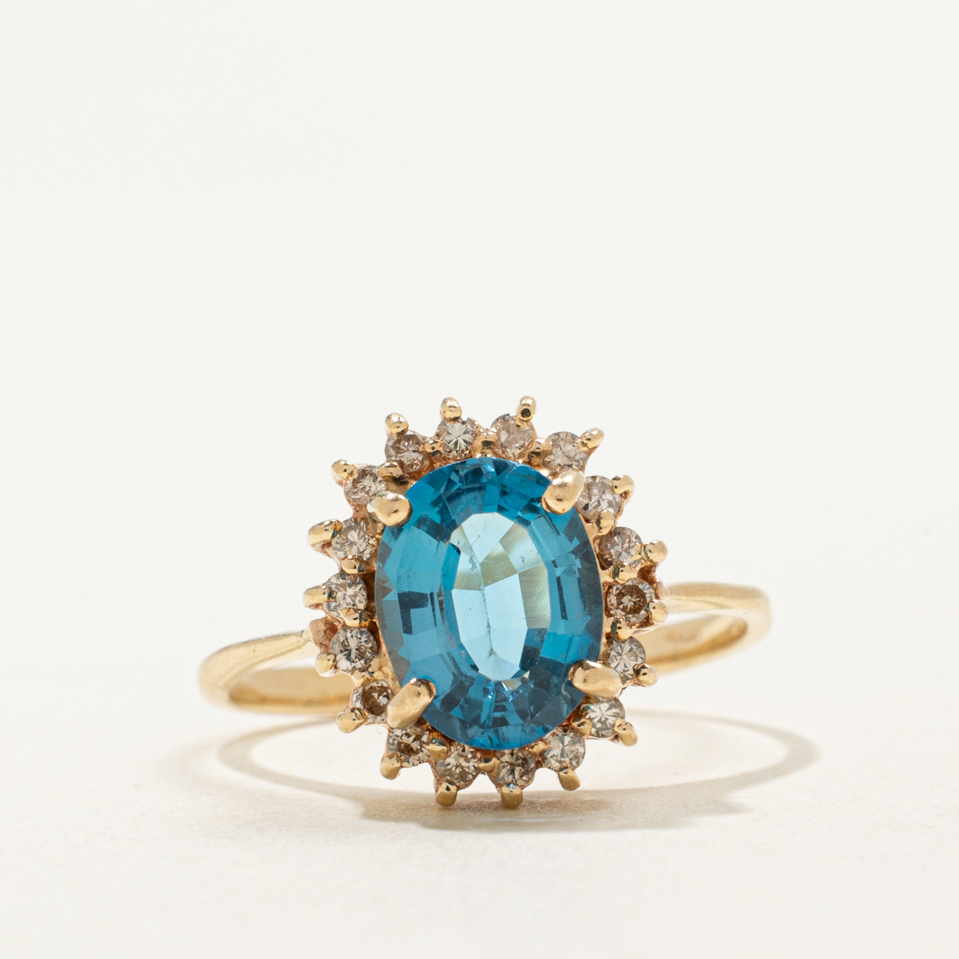 Bague Oetal Halo en or 14 carats, topaze bleue ovale et diamants | 1,85 ct, 0,18 ct au total | Taille 5,75