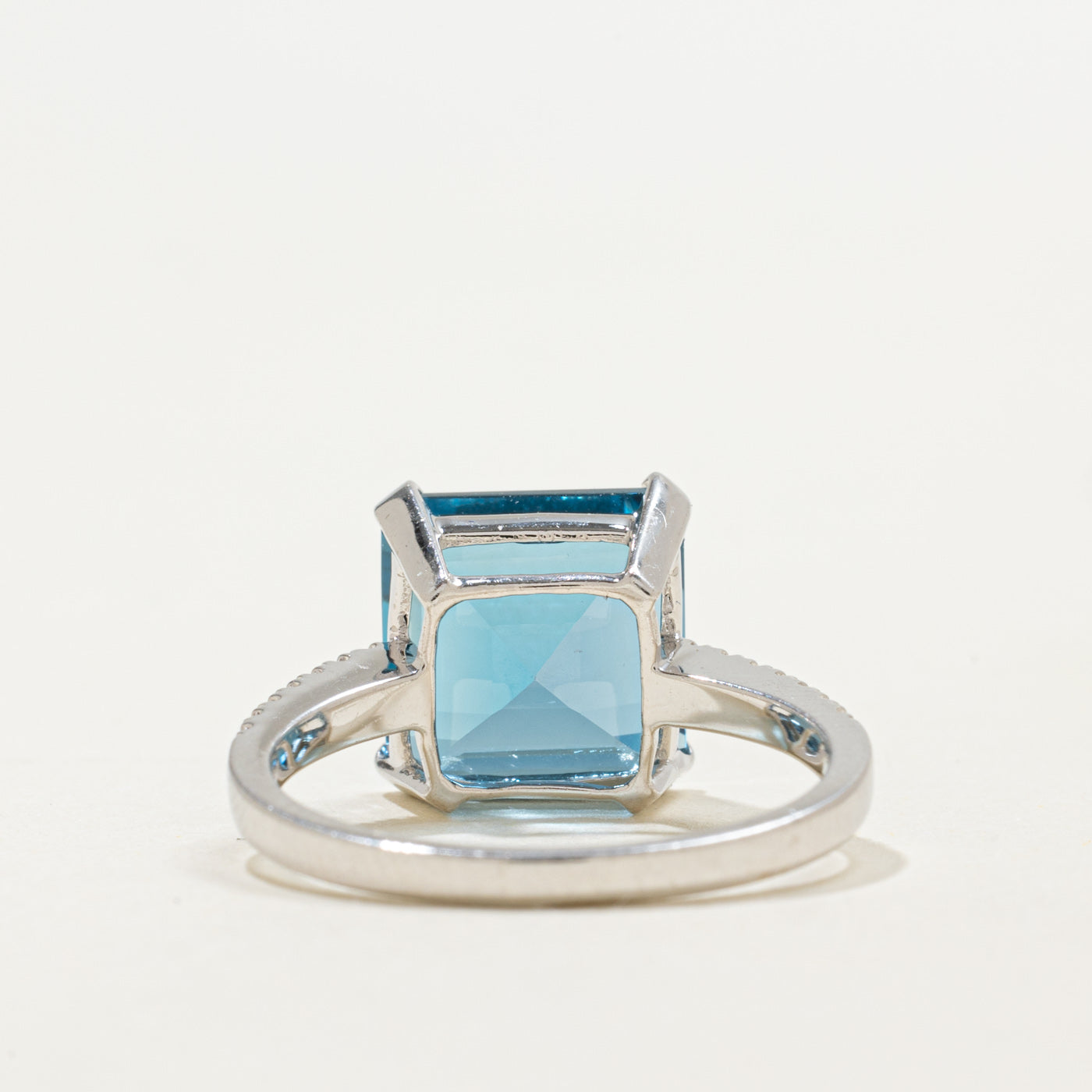 Bague en or 14 carats ornée d'une topaze bleue taille émeraude et de diamants | 5,50 ct, 0,14 ct au total | Taille 7