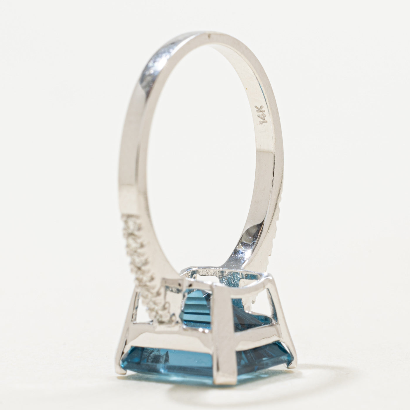 Bague en or 14 carats ornée d'une topaze bleue taille émeraude et de diamants | 5,50 ct, 0,14 ct au total | Taille 7