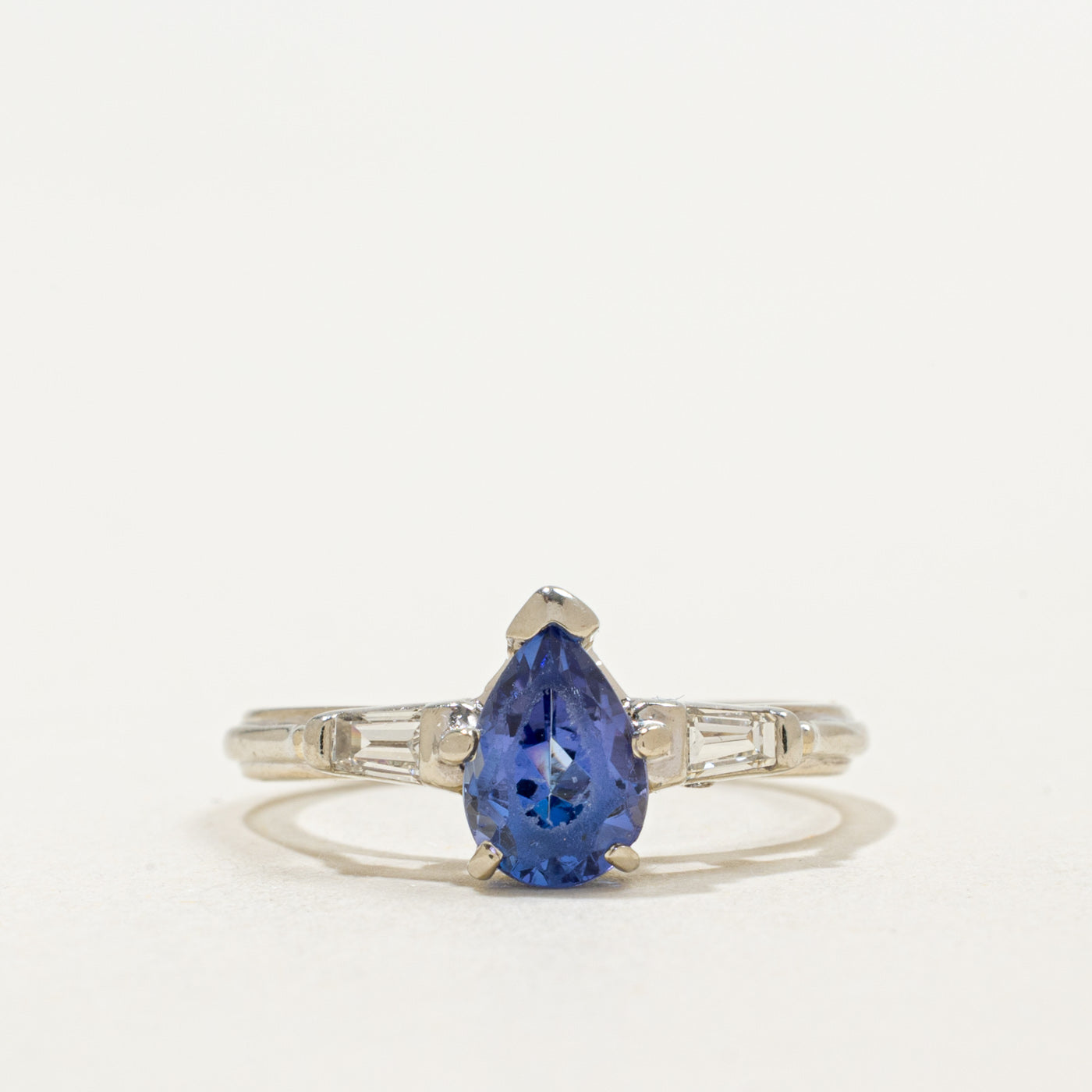 Bague en or 14 carats ornée d'une tanzanite taille poire et de diamants | 0,75 ct, 0,12 ct au total | Taille 4,75