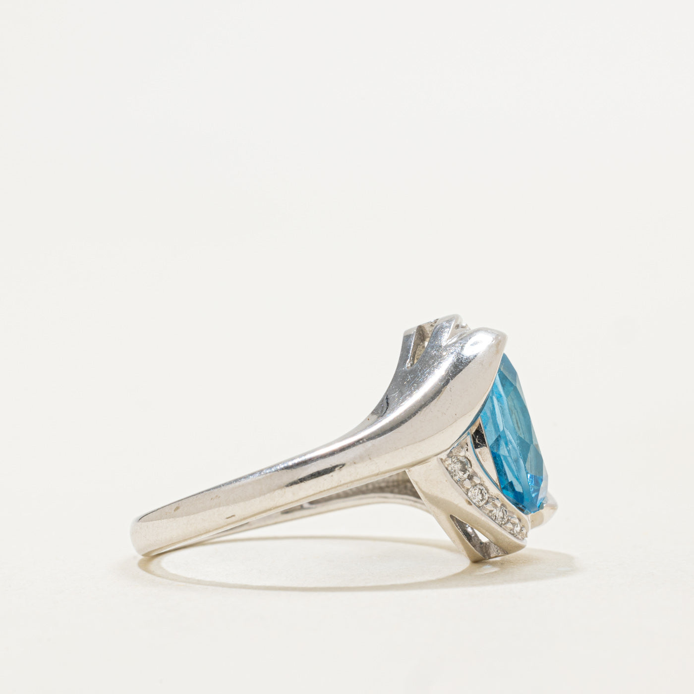 Bague sertie de topazes bleues et de diamants en or 18 carats | 3,00 ct, 0,50 ct au total | Taille 6,5