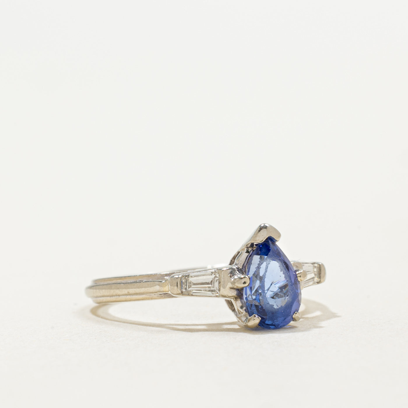 Bague en or 14 carats ornée d'une tanzanite taille poire et de diamants | 0,75 ct, 0,12 ct au total | Taille 4,75