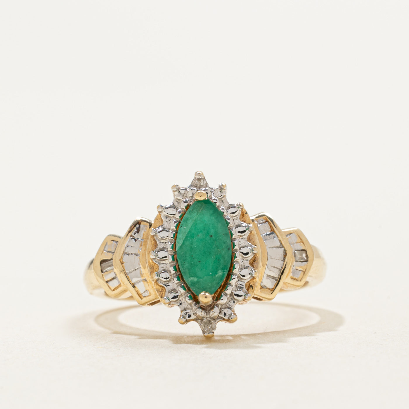 Bague en or 10 carats ornée d'une émeraude taille marquise et de diamants | 0,45 ct, 0,02 ct au total | Taille 5,5