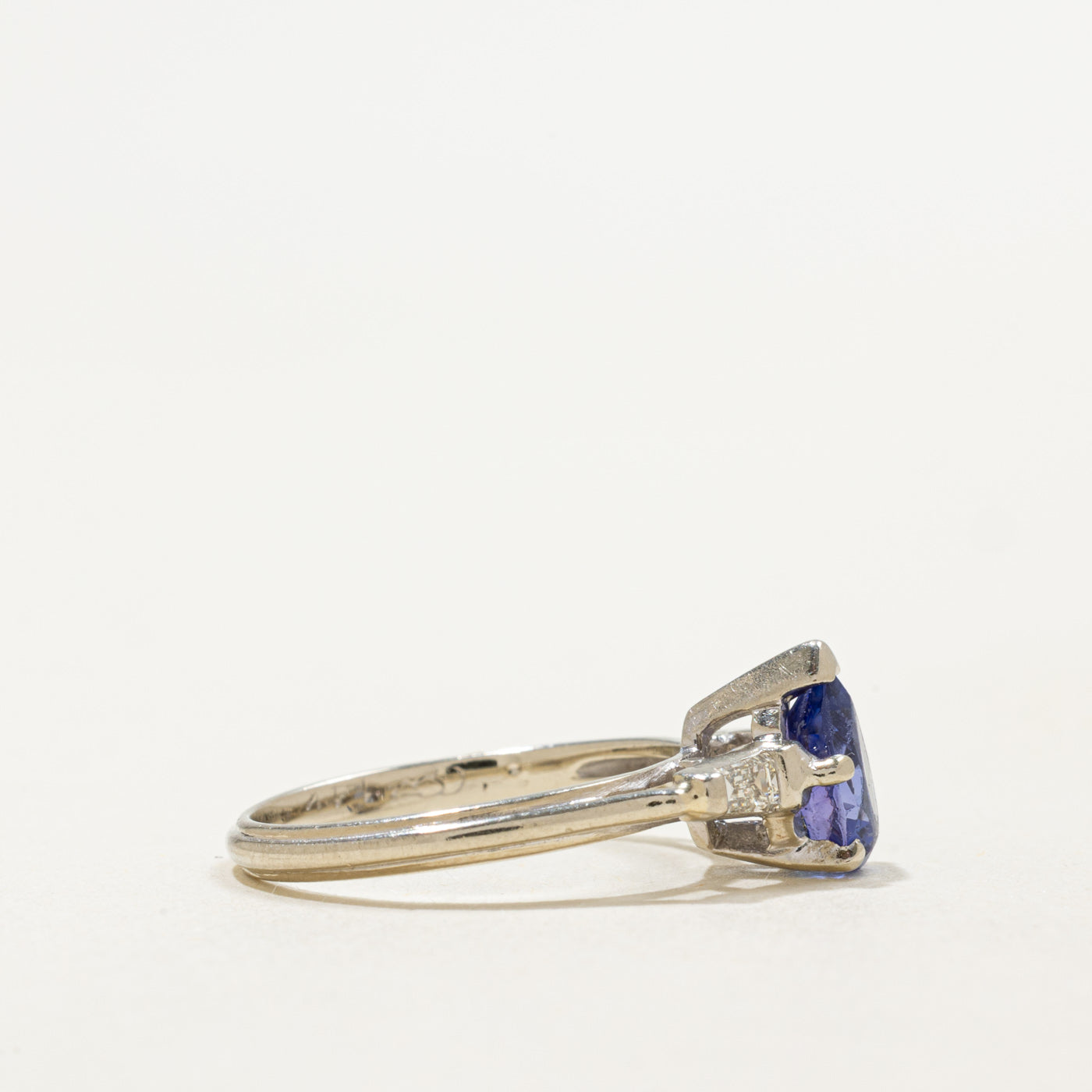 Bague en or 14 carats ornée d'une tanzanite taille poire et de diamants | 0,75 ct, 0,12 ct au total | Taille 4,75