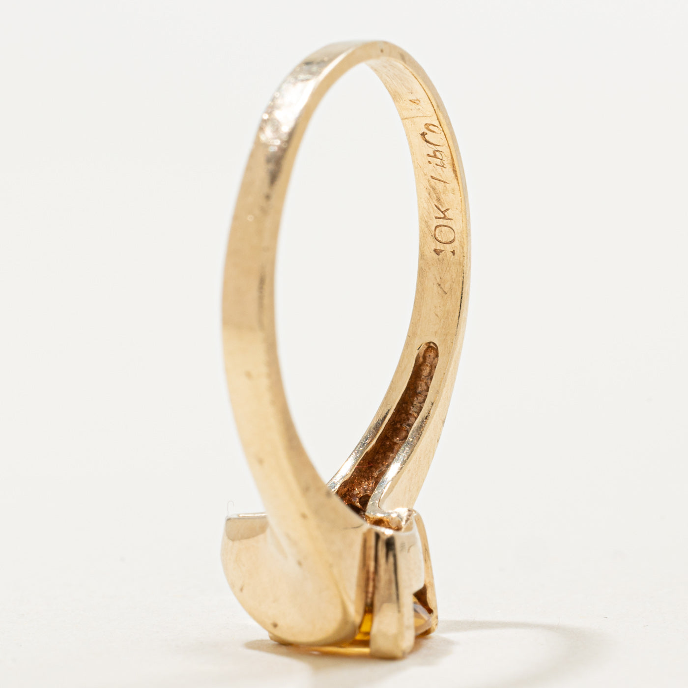 Bague abstraite en or 10 carats, citrine taille trillion et diamants | 0,60 ct, 0,03 ct au total | Taille 8,75