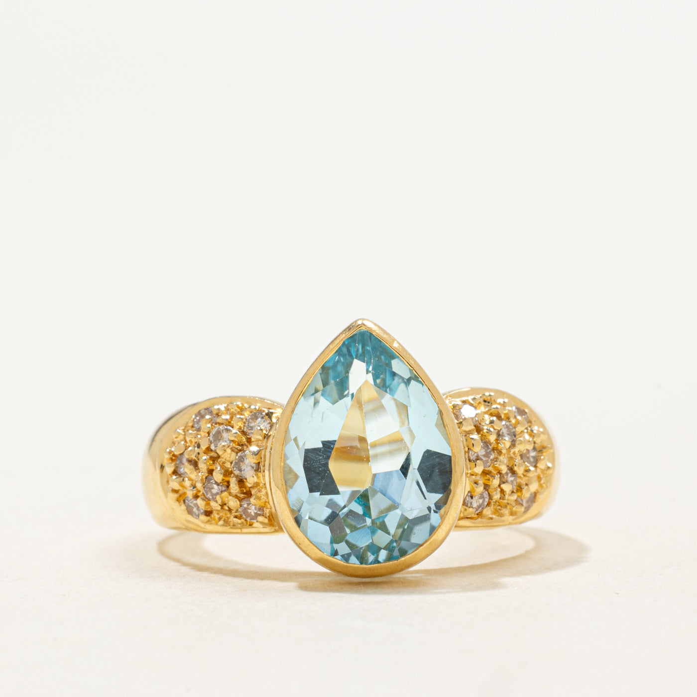 Bague en or 18 carats sertie clos d'une topaze bleue taille poire et de diamants | 3,50 ct, 0,16 ct au total | Taille 6,0
