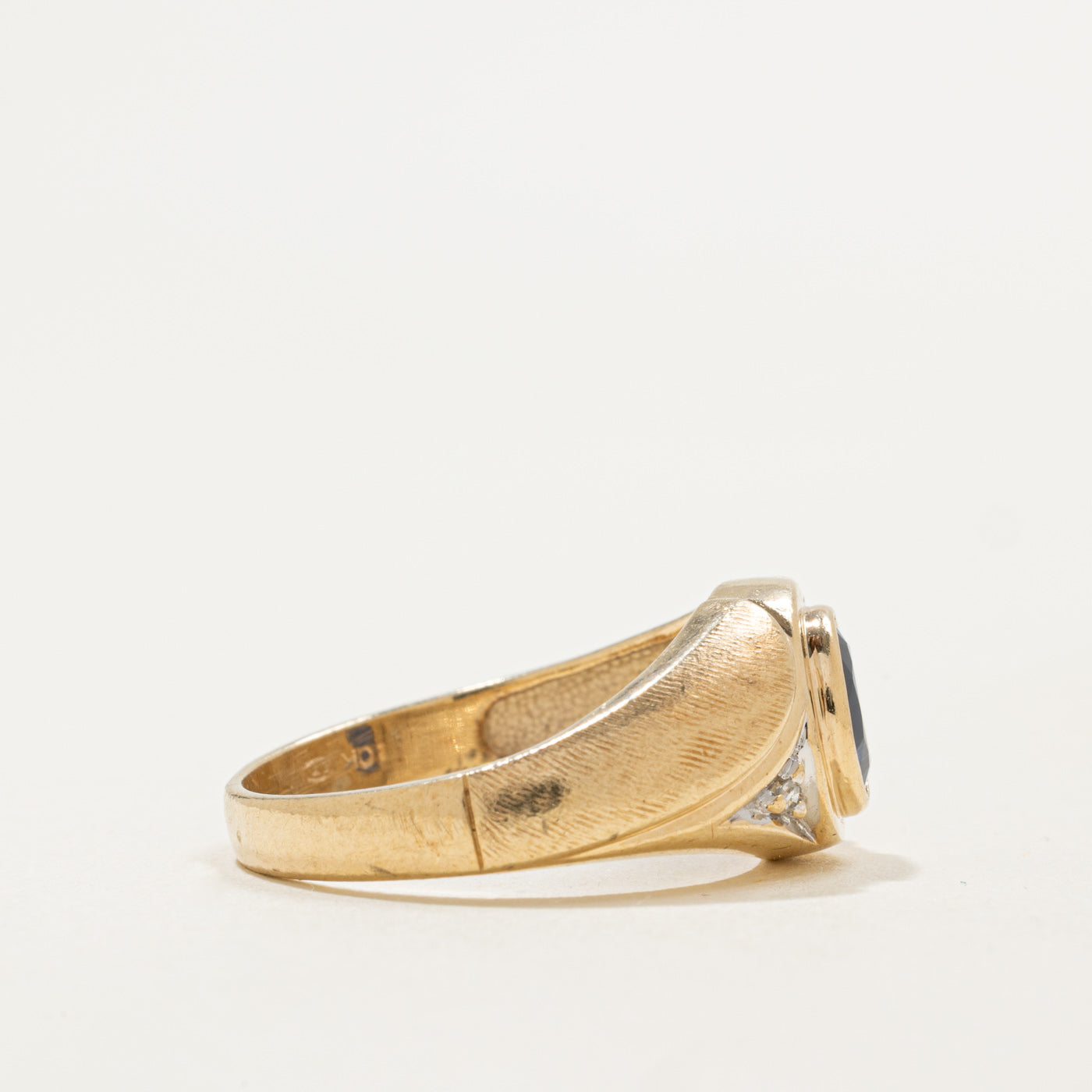 10K Bezel Set Sapphire & Diamond Grooved Ring | 1.02ct, 0.02ctw | SZ 8.25