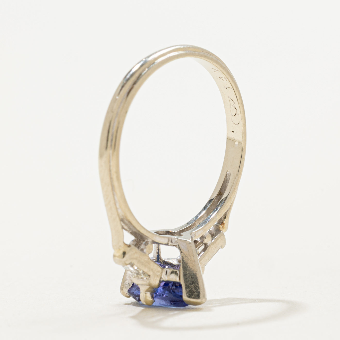 Bague en or 14 carats ornée d'une tanzanite taille poire et de diamants | 0,75 ct, 0,12 ct au total | Taille 4,75