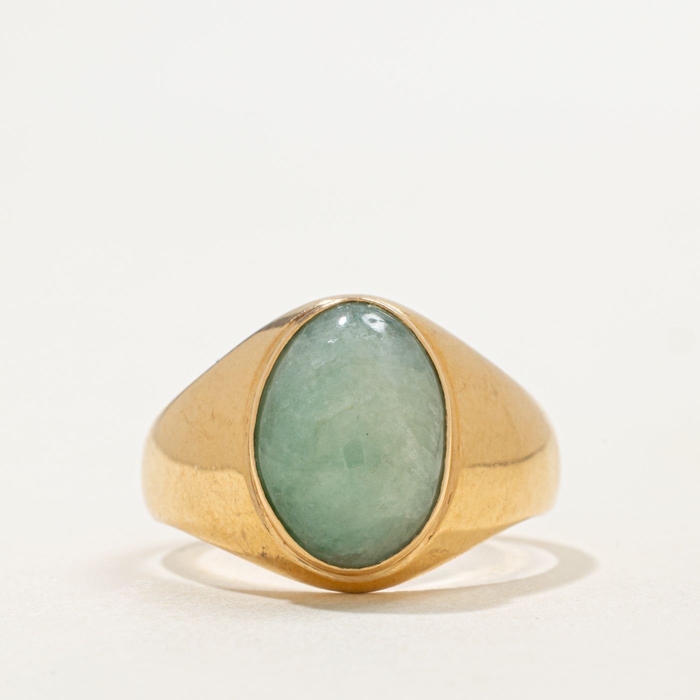 Bague chevalière en jadéite cabochon 18 carats | 6,00 ct | Taille 10,75