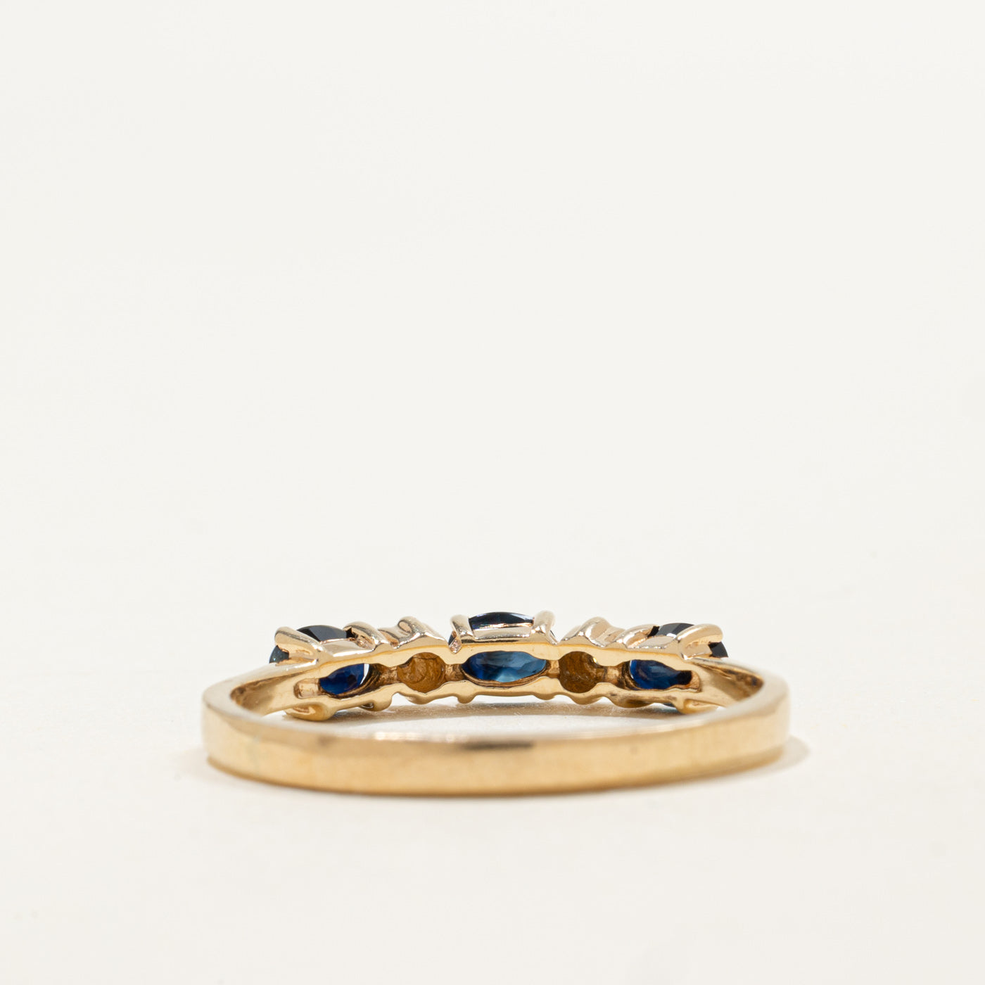 Bague en or 10 carats sertie de cinq saphirs et diamants | 0,54 ct au total, 0,01 ct au total | Taille 9