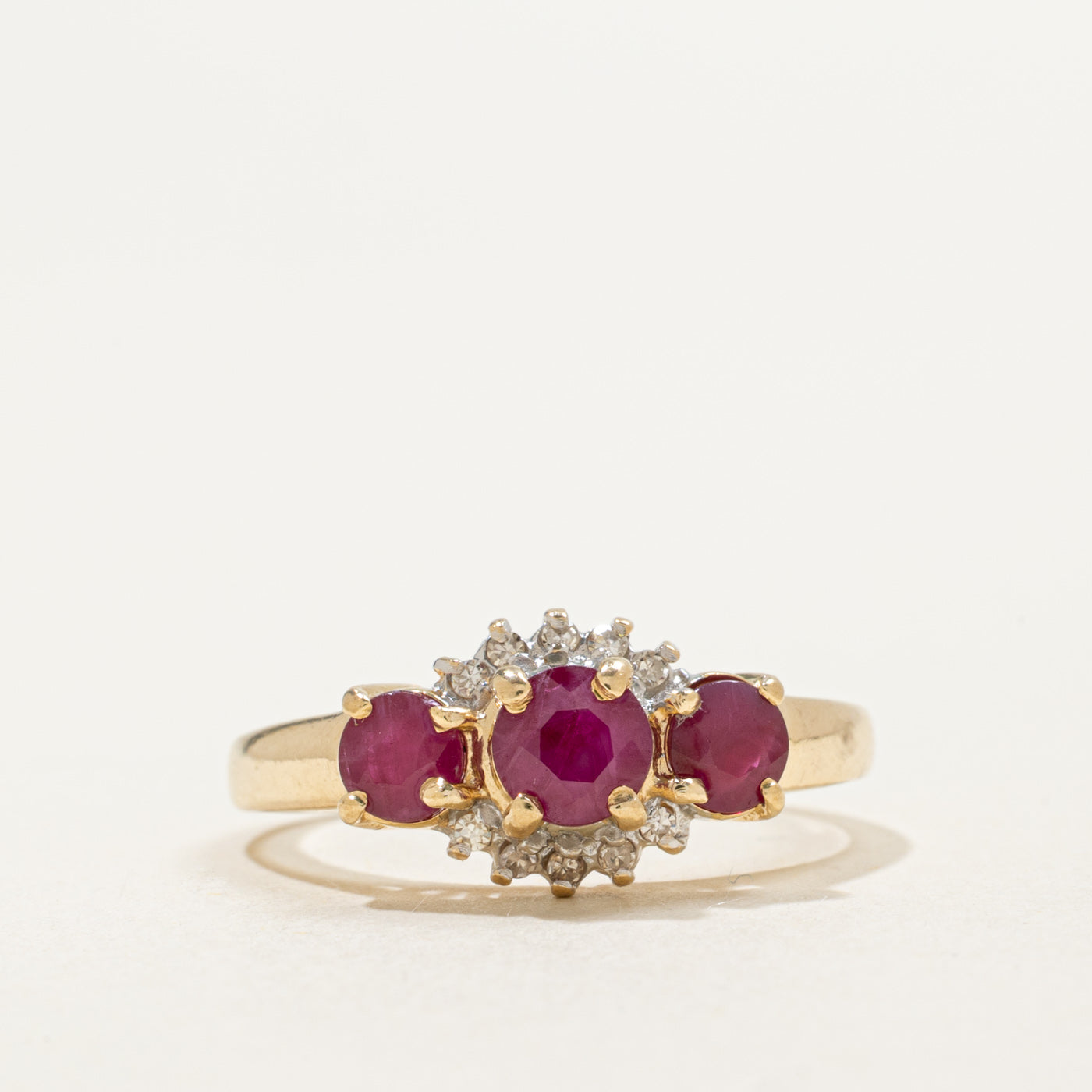Bague trois pierres en or 10 carats ornée de rubis et de diamants | 1,00 ct, 0,05 ct | Taille 6,75