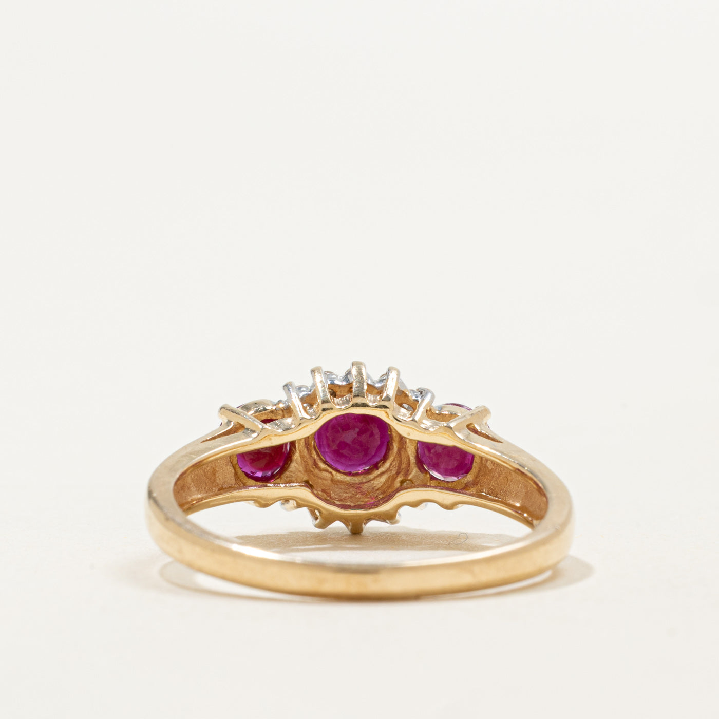 Bague trois pierres en or 10 carats ornée de rubis et de diamants | 1,00 ct, 0,05 ct | Taille 6,75