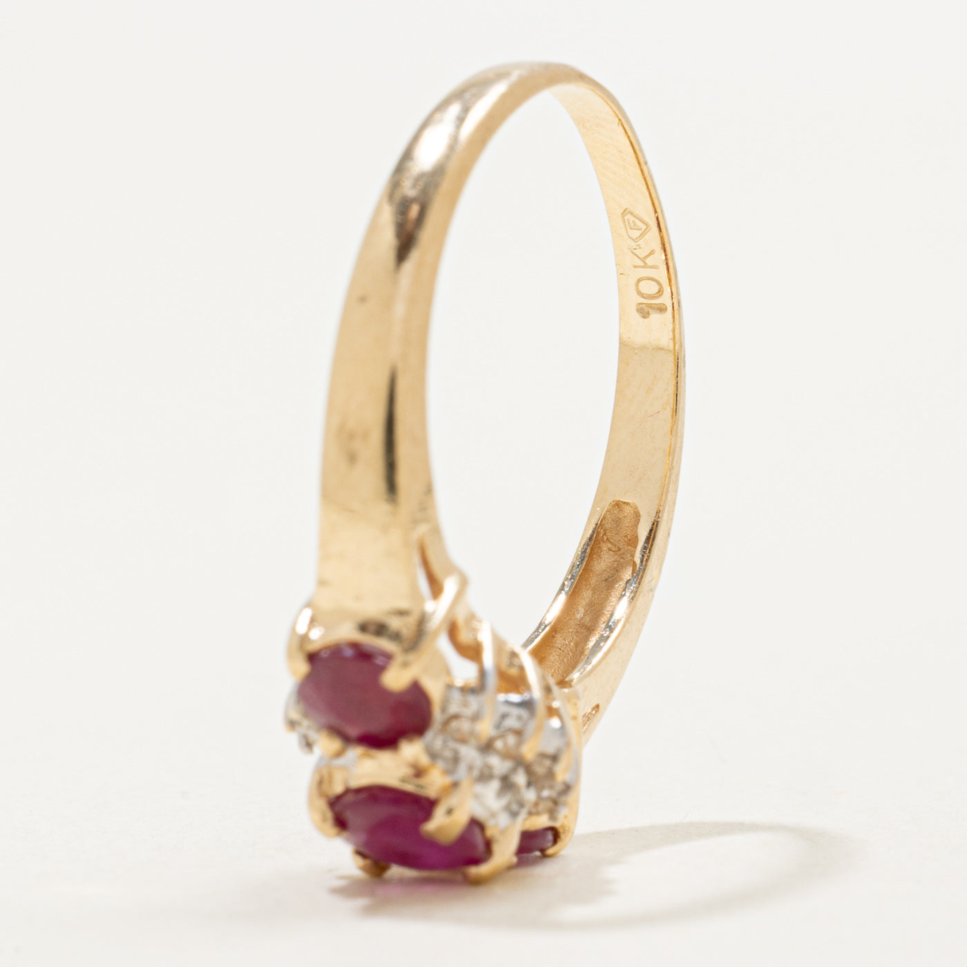 Bague trois pierres en or 10 carats ornée de rubis et de diamants | 1,00 ct, 0,05 ct | Taille 6,75