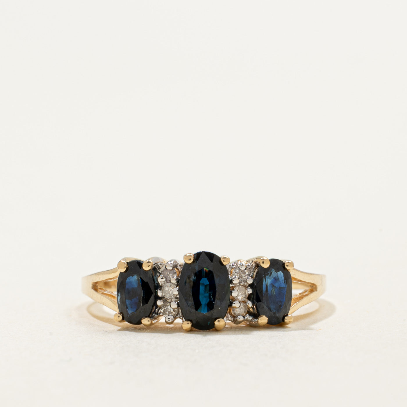 Bague trois pierres en or 14 carats ornée de saphirs et de diamants | 1,00 ct au total, 0,03 ct au total | Taille 6,5