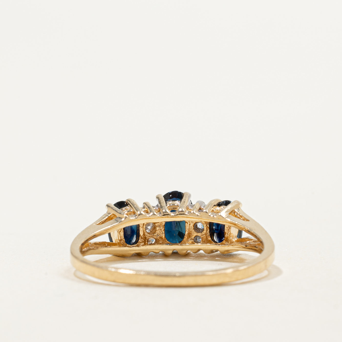 Bague trois pierres en or 14 carats ornée de saphirs et de diamants | 1,00 ct au total, 0,03 ct au total | Taille 6,5