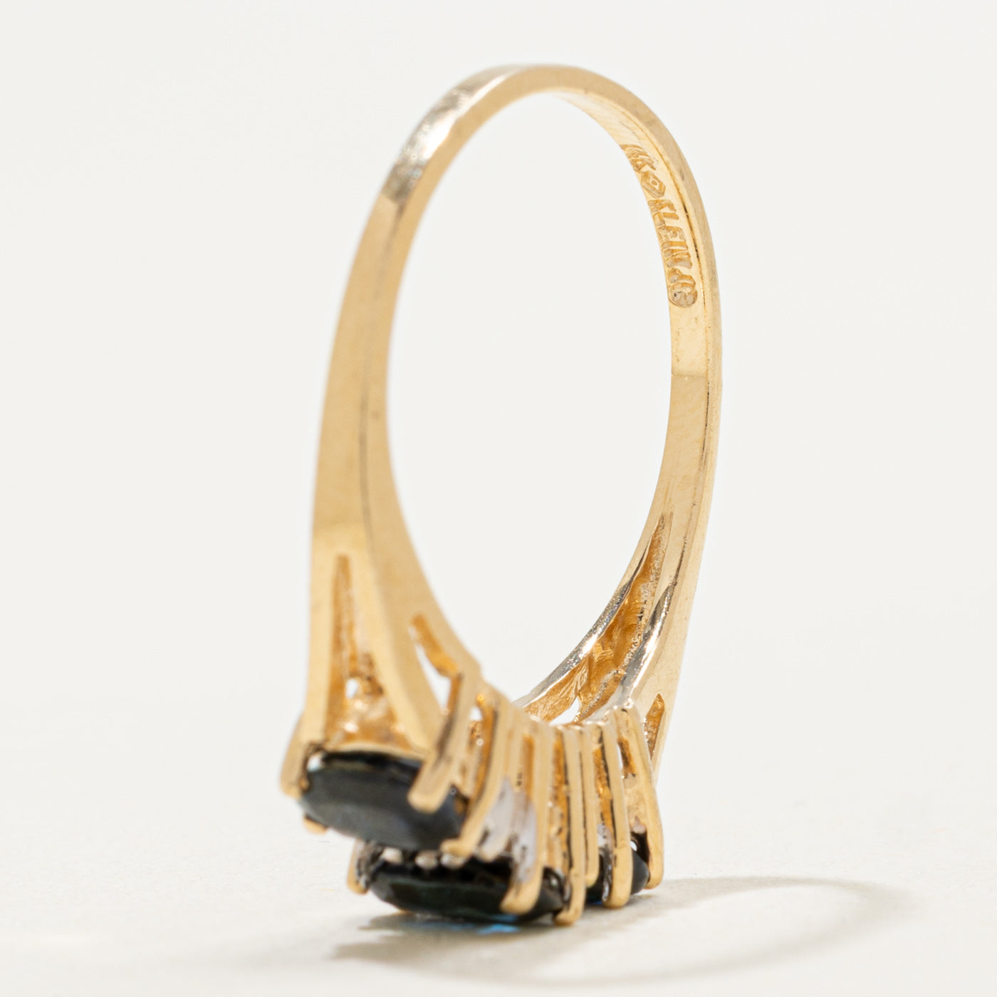 Bague trois pierres en or 14 carats ornée de saphirs et de diamants | 1,00 ct au total, 0,03 ct au total | Taille 6,5